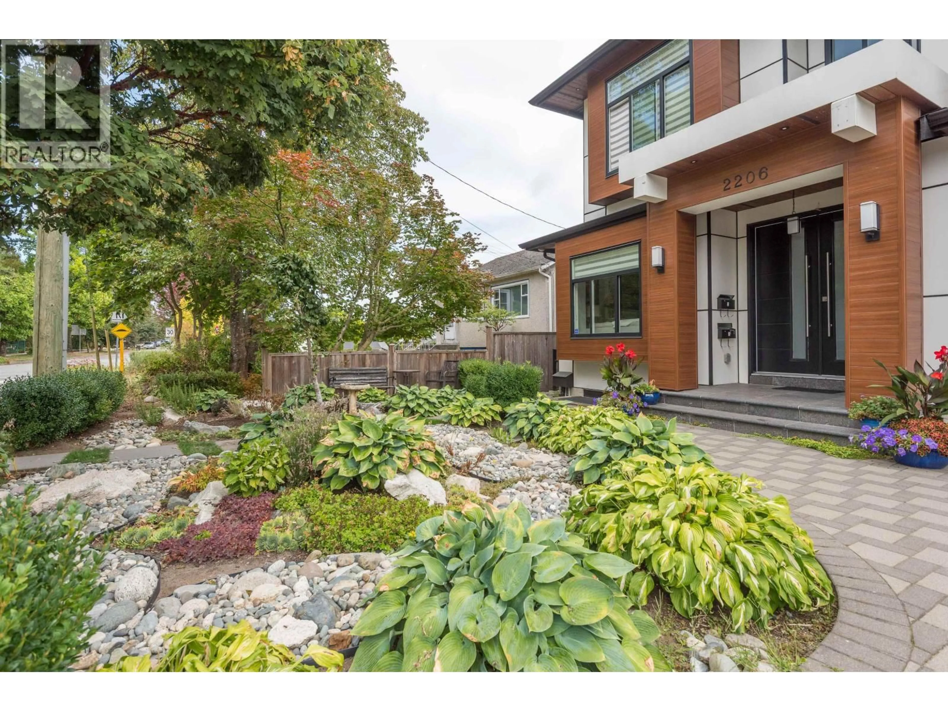 Patio, street for 2206 LONDON STREET, New Westminster British Columbia V3M3G2