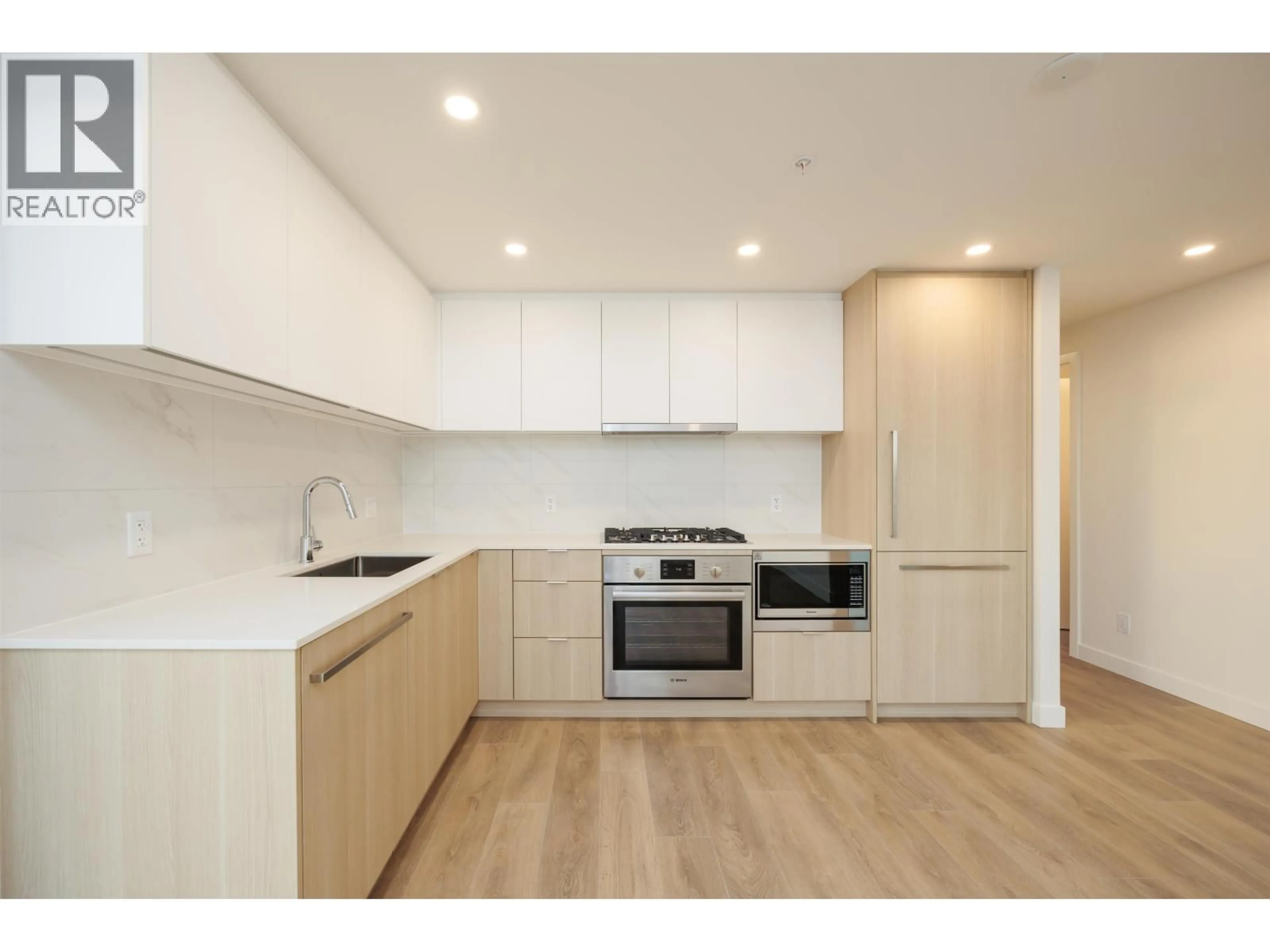 Standard kitchen, wood/laminate floor for 802 - 308 ALDERSON AVENUE, Coquitlam British Columbia V3K0J2