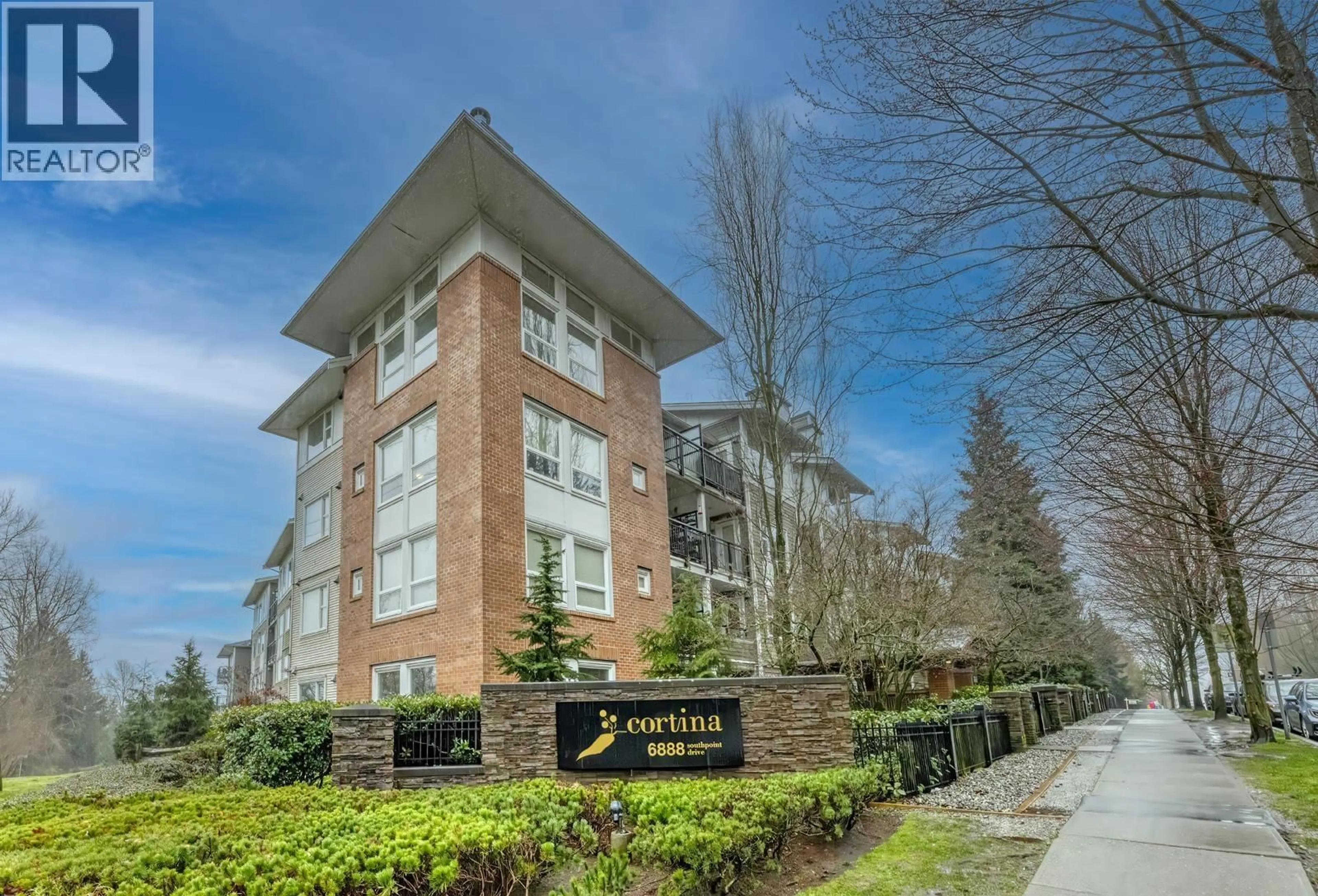 Indoor foyer for 209 - 6888 SOUTHPOINT DRIVE, Burnaby British Columbia V3N5E3