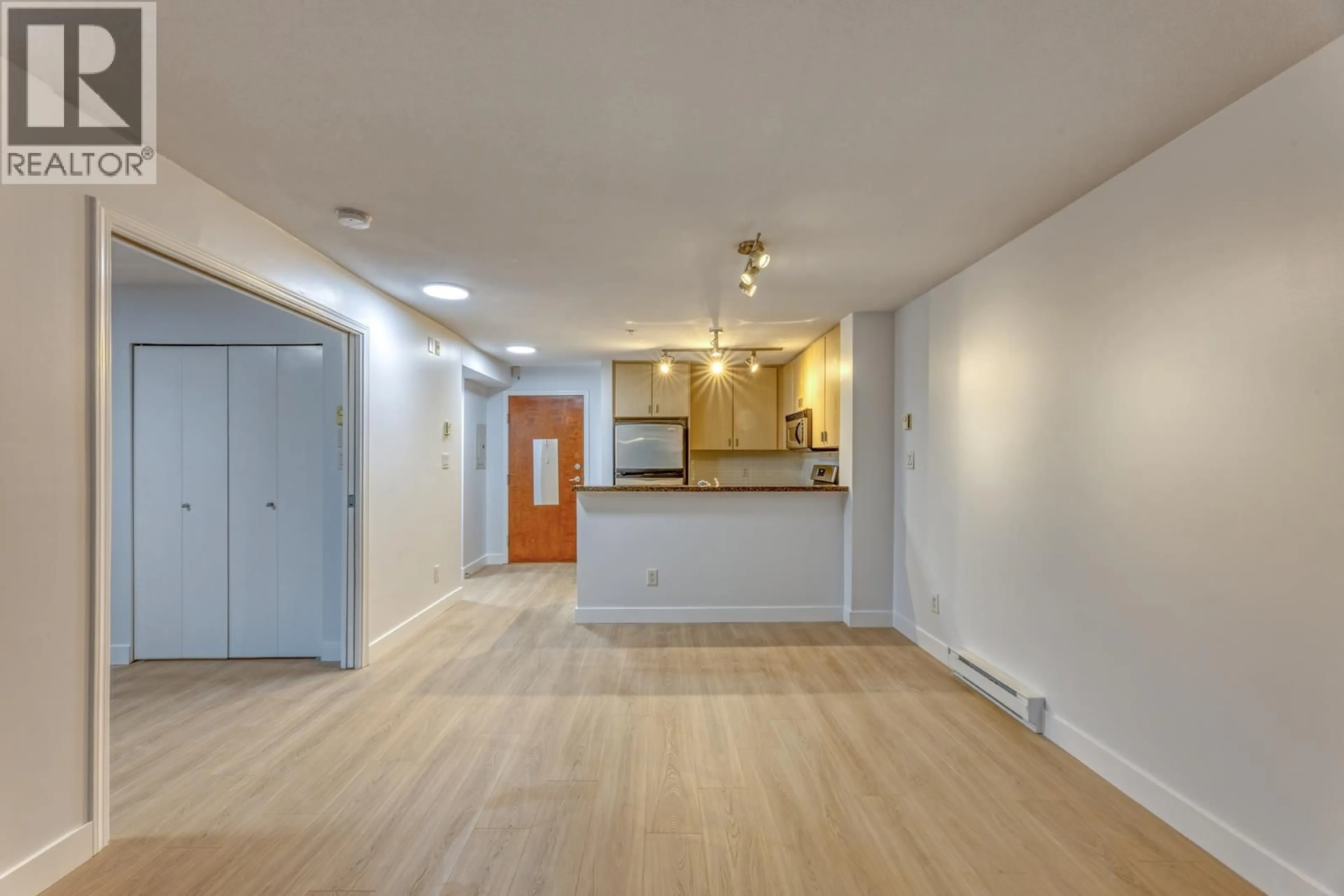 Unknown for 209 - 6888 SOUTHPOINT DRIVE, Burnaby British Columbia V3N5E3