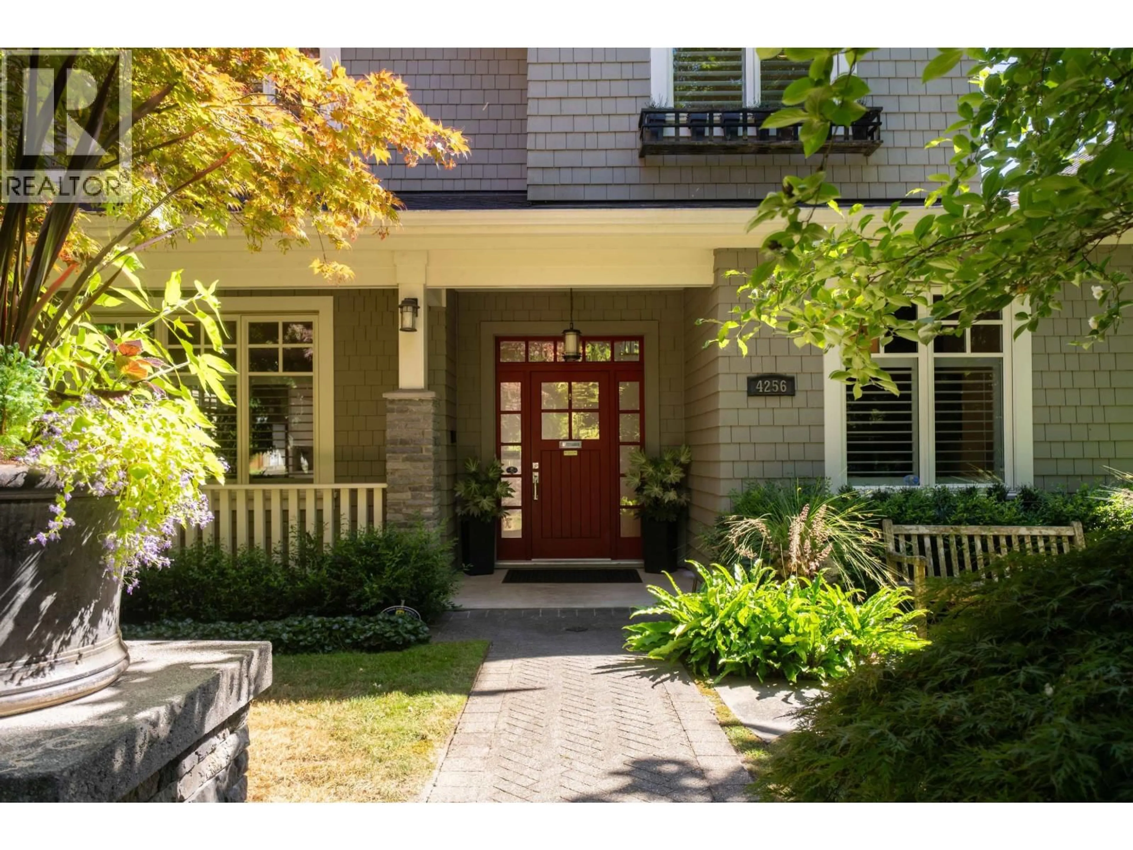 Indoor entryway for 4256 14TH AVENUE, Vancouver British Columbia V6R2X8