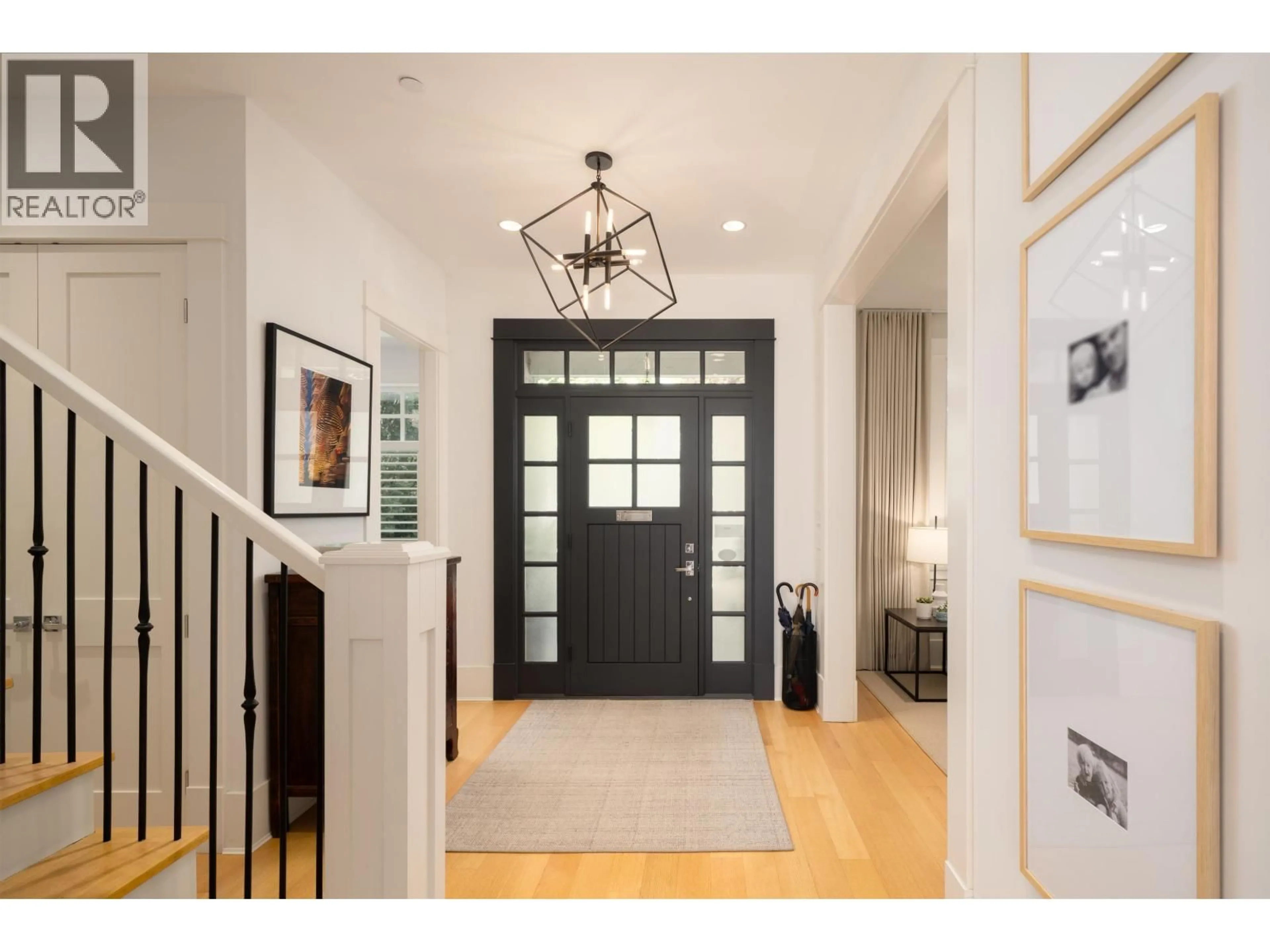 Indoor entryway for 4256 14TH AVENUE, Vancouver British Columbia V6R2X8