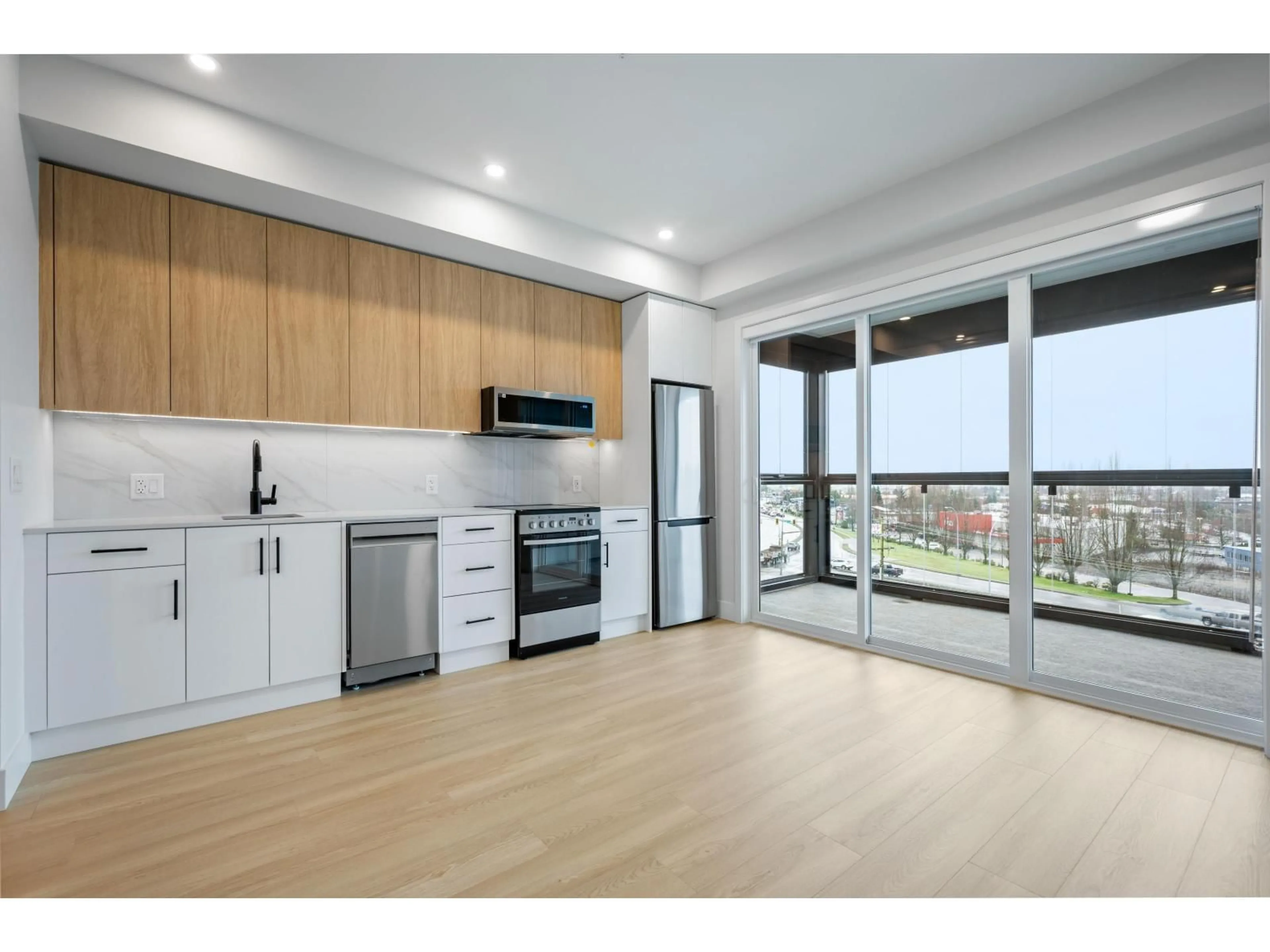 Open concept kitchen, wood/laminate floor for 208 - 34385 GLADYS AVENUE, Abbotsford British Columbia V2S0R5
