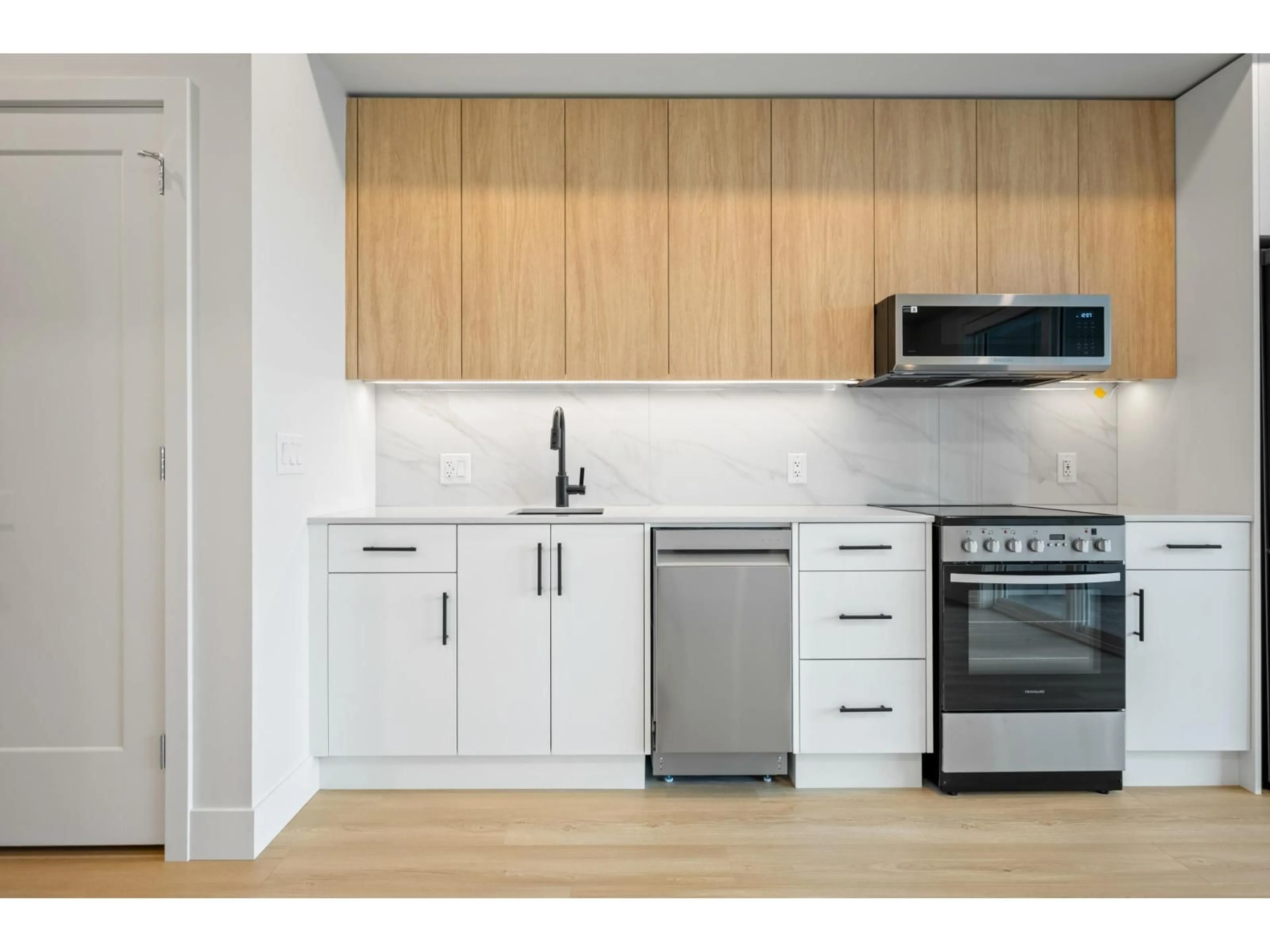 Standard kitchen, wood/laminate floor for 208 - 34385 GLADYS AVENUE, Abbotsford British Columbia V2S0R5