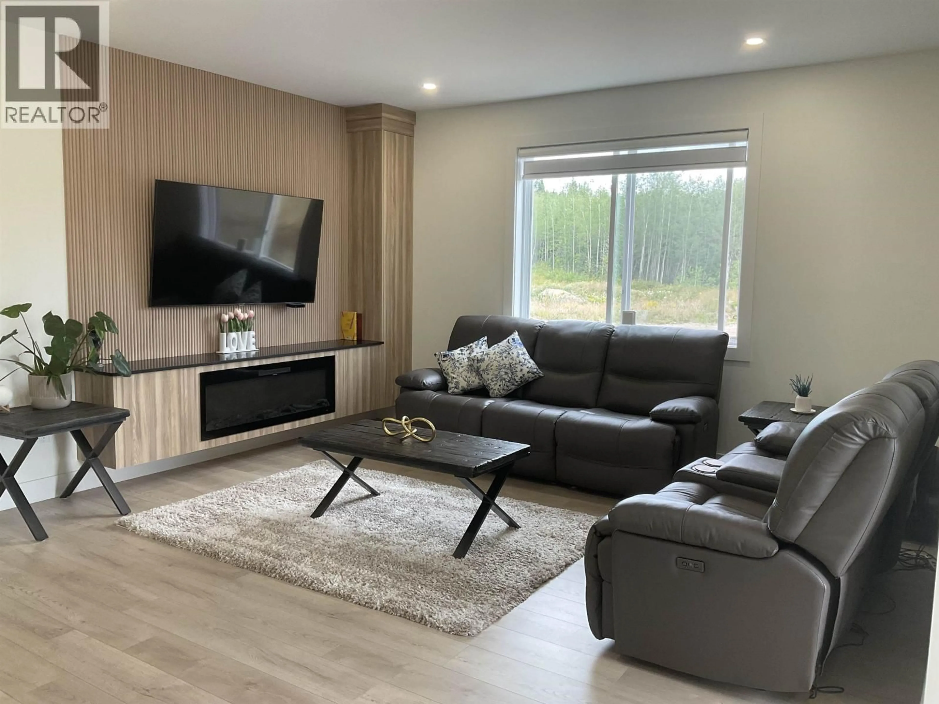 Living room with furniture, wood/laminate floor for 101 - 2395 ROWE STREET, Prince George British Columbia V2N0K5