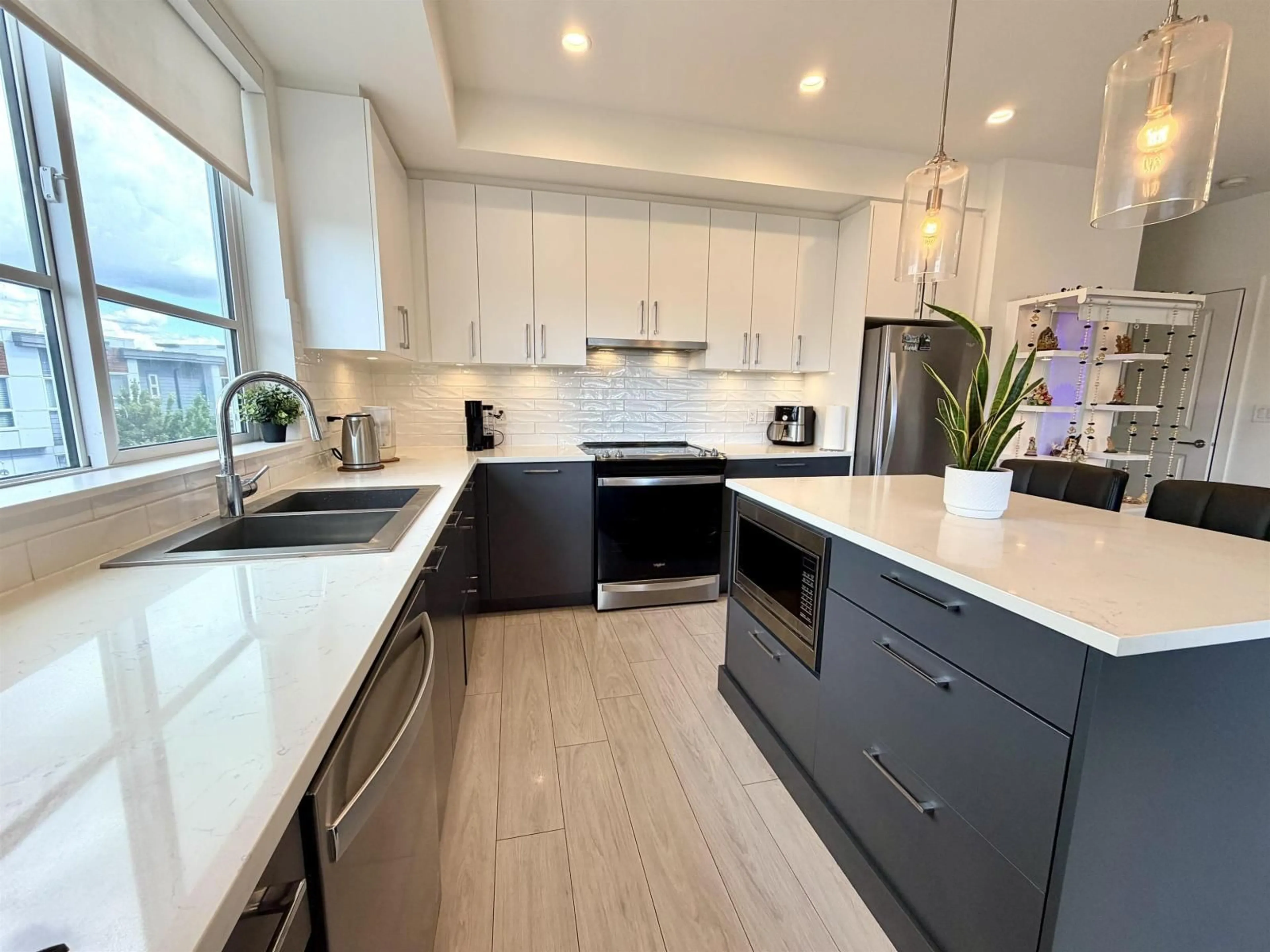 Contemporary kitchen, unknown for B316 - 20834 80 AVENUE, Langley British Columbia V2Y3M6
