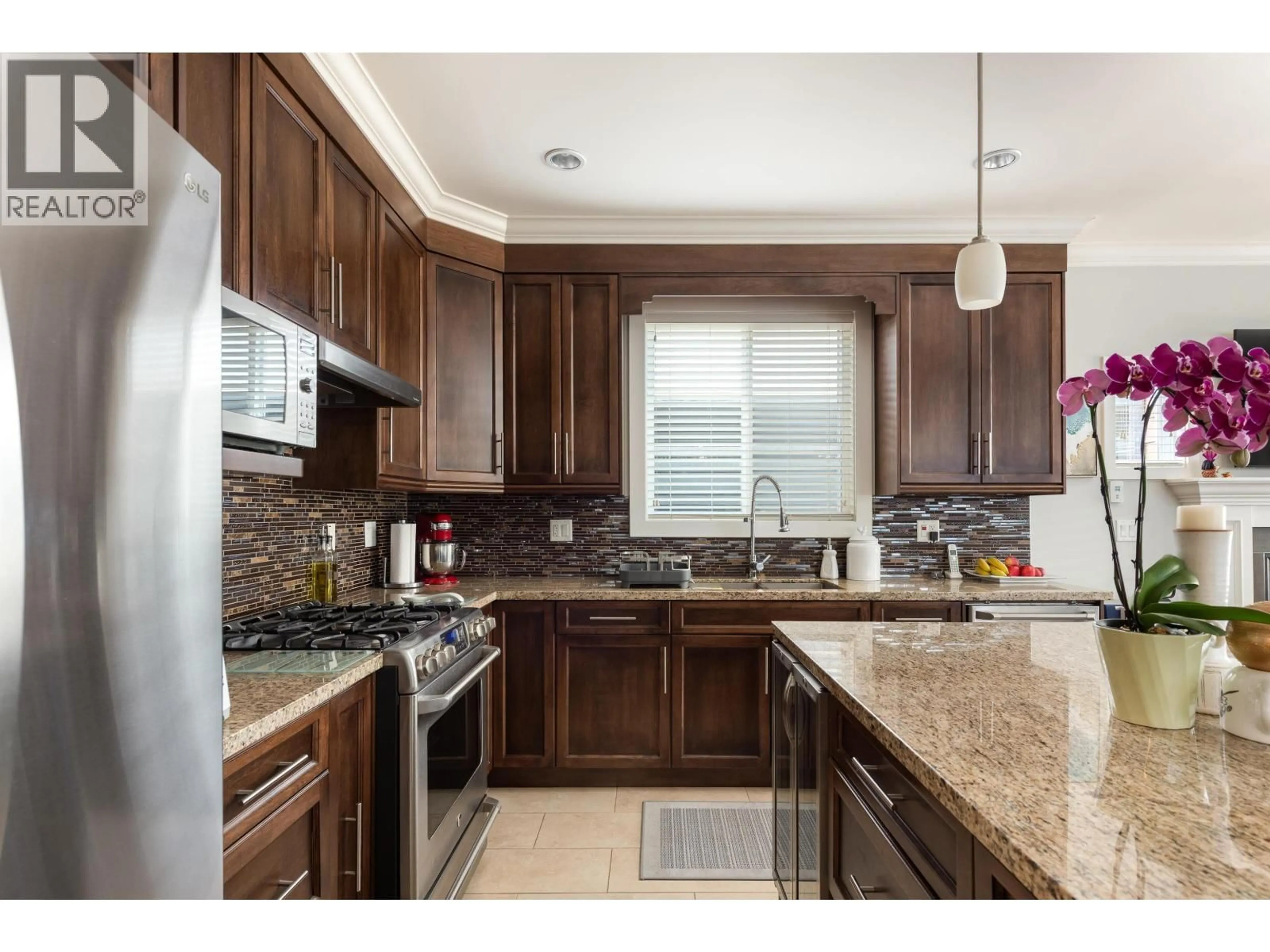 Standard kitchen, ceramic/tile floor for 362 21ST STREET, North Vancouver British Columbia V7L3B8