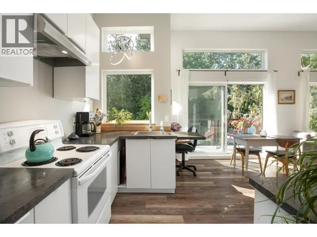 7835 REDROOFFS ROAD, Halfmoon Bay 3