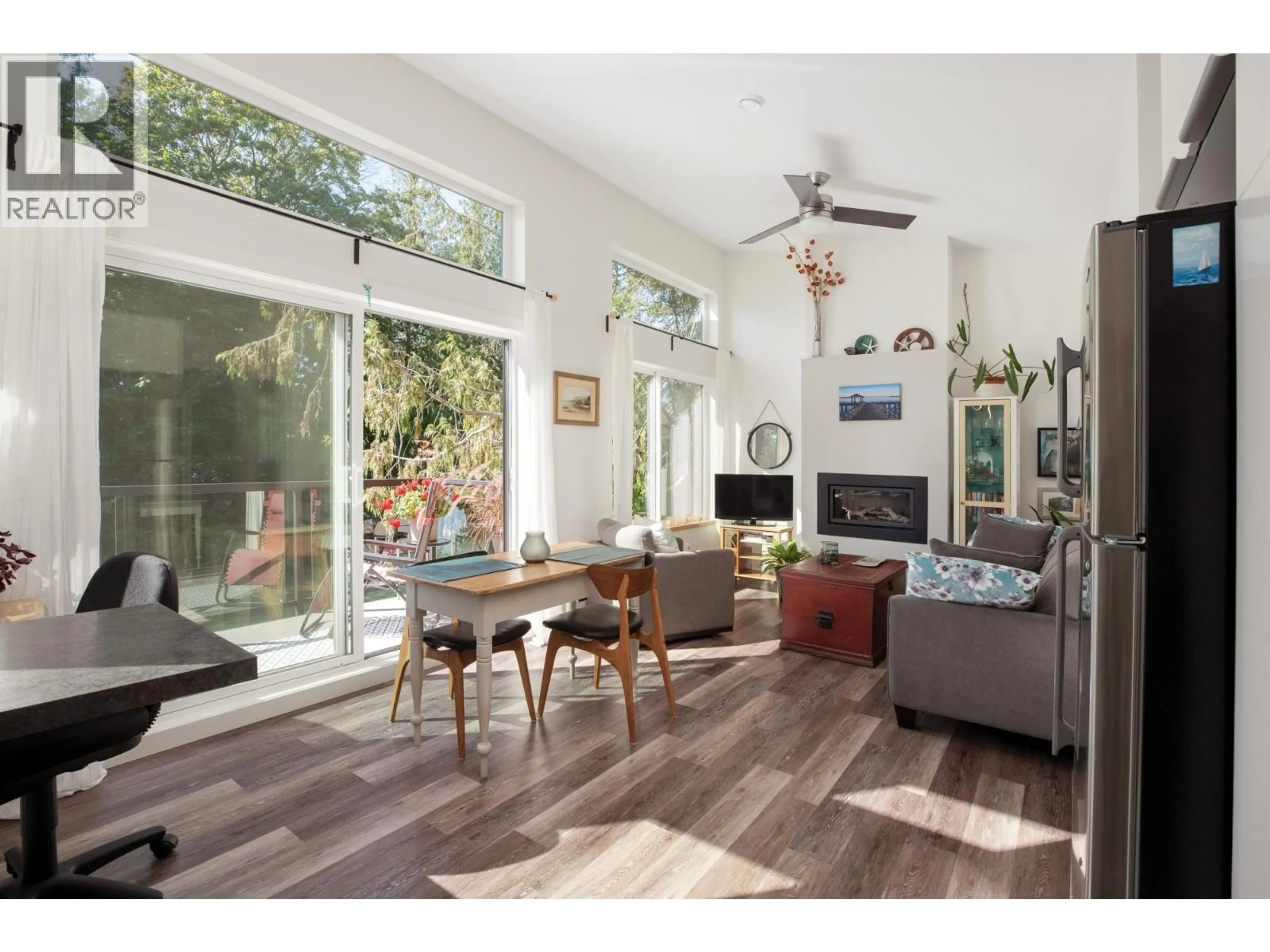 Living room with furniture, wood/laminate floor for 7835 REDROOFFS ROAD, Halfmoon Bay British Columbia V7Z1A4