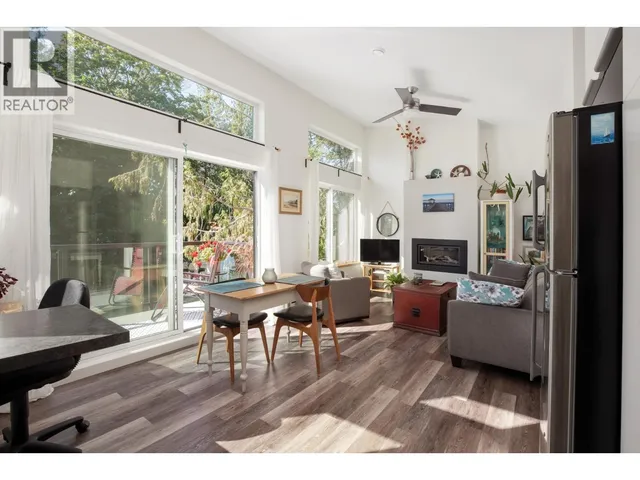 7835 REDROOFFS ROAD, Halfmoon Bay 4