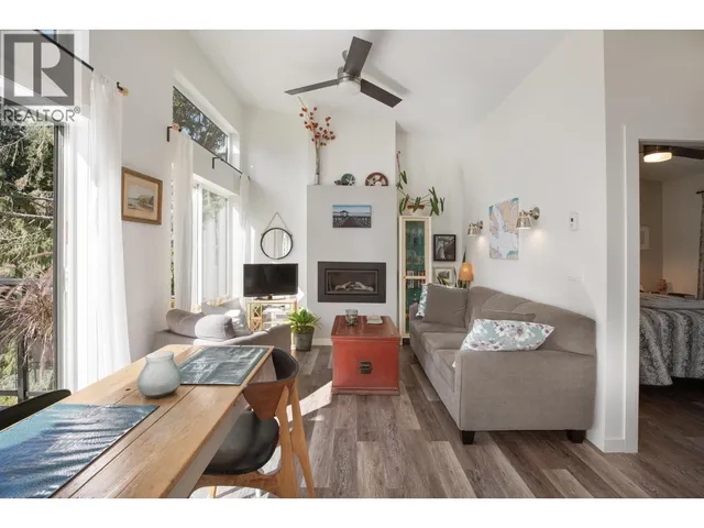7835 REDROOFFS ROAD, Halfmoon Bay 5