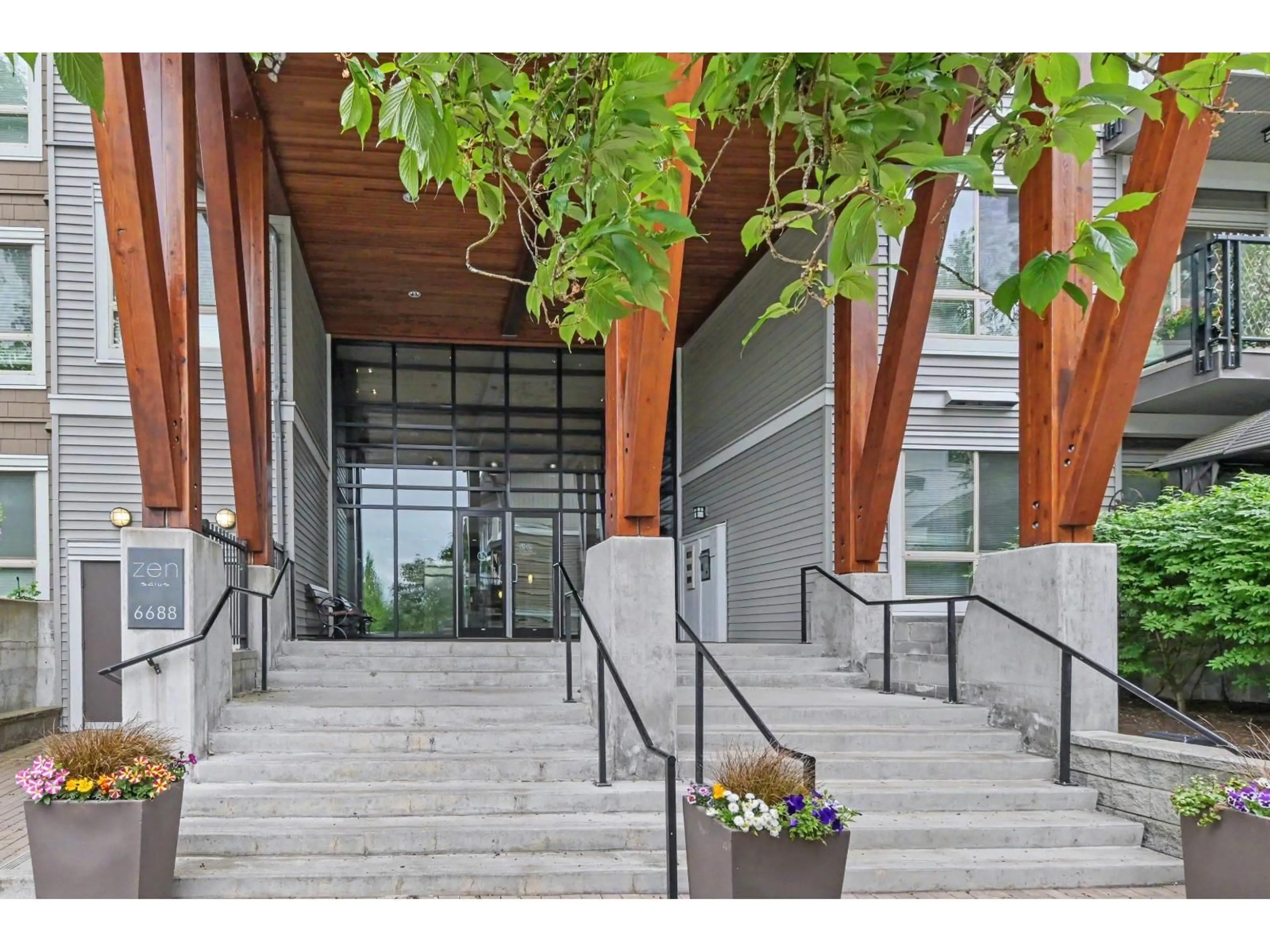 Indoor foyer for 401 - 6688 120 STREET, Surrey British Columbia V3W1T8