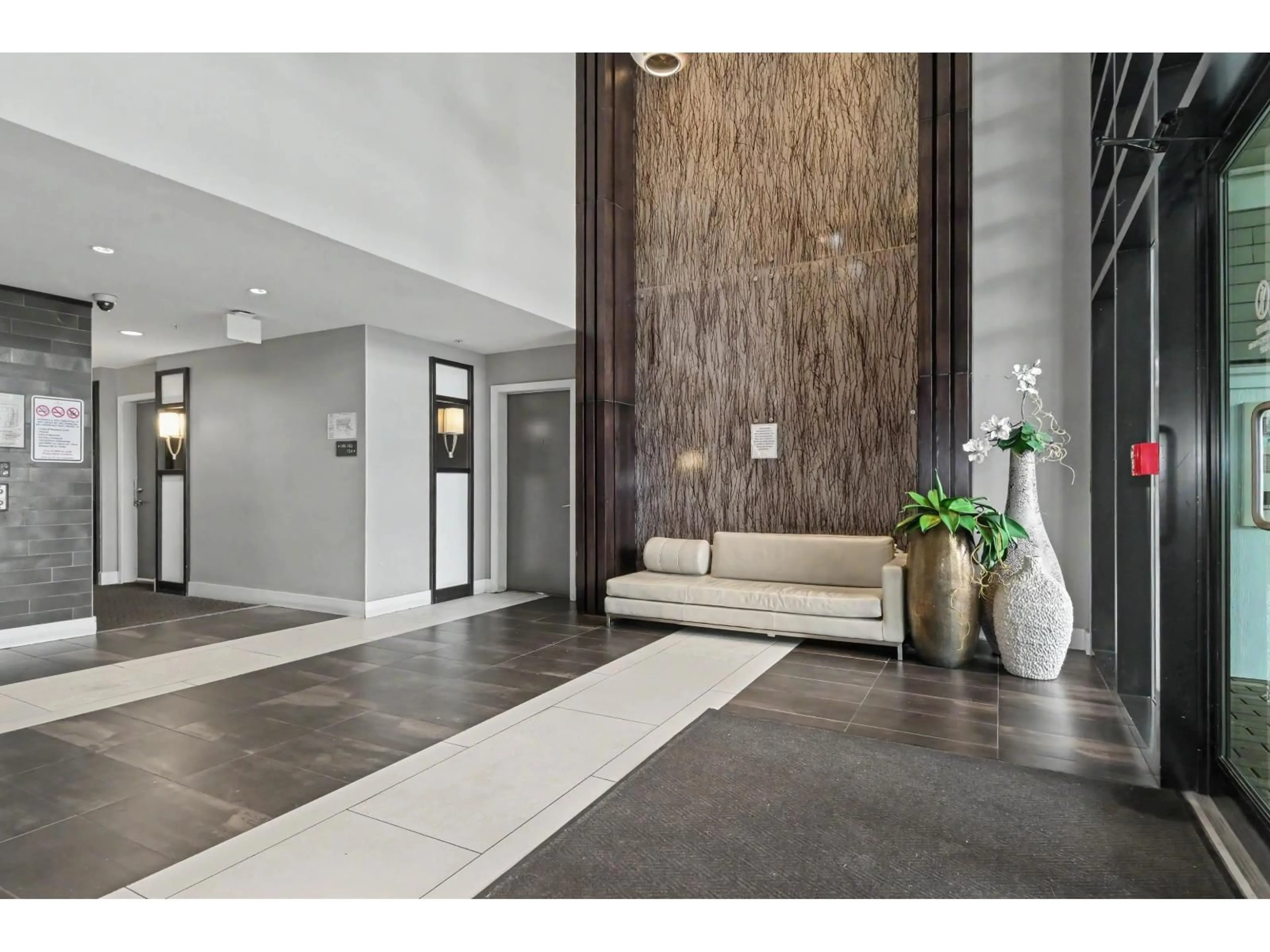 Indoor foyer for 401 - 6688 120 STREET, Surrey British Columbia V3W1T8