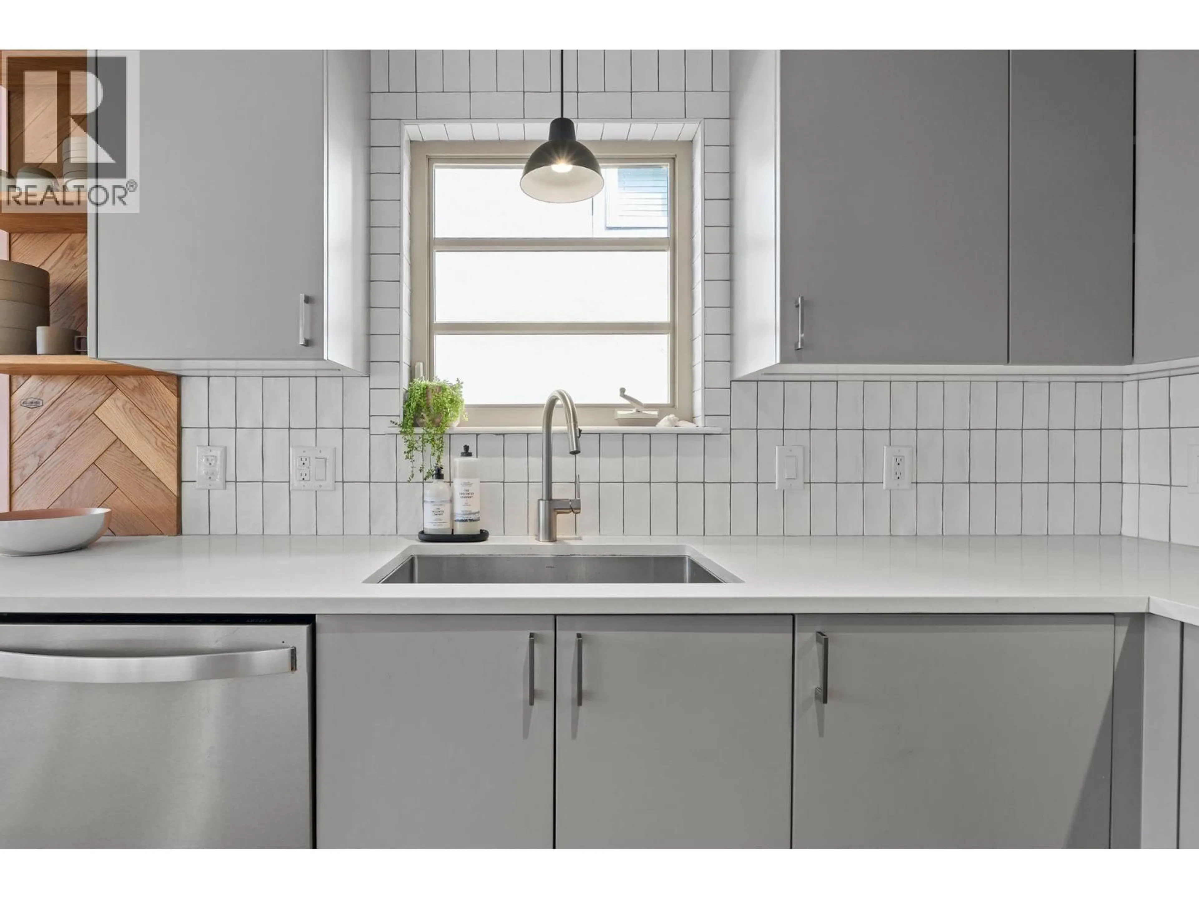 Standard kitchen, ceramic/tile floor for 3261 2ND AVENUE, Vancouver British Columbia V6K1K9