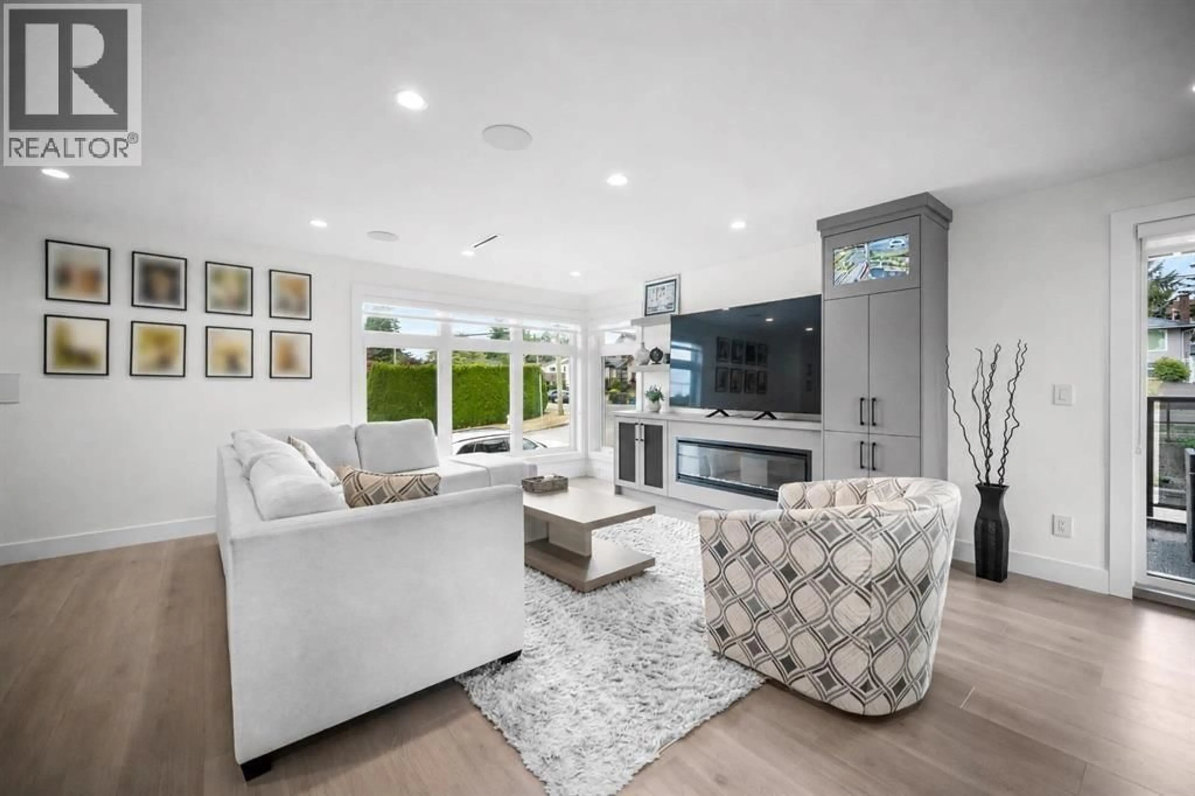 Living room with furniture, unknown for 1010 AUGUSTA AVENUE, Burnaby British Columbia V5A2V4