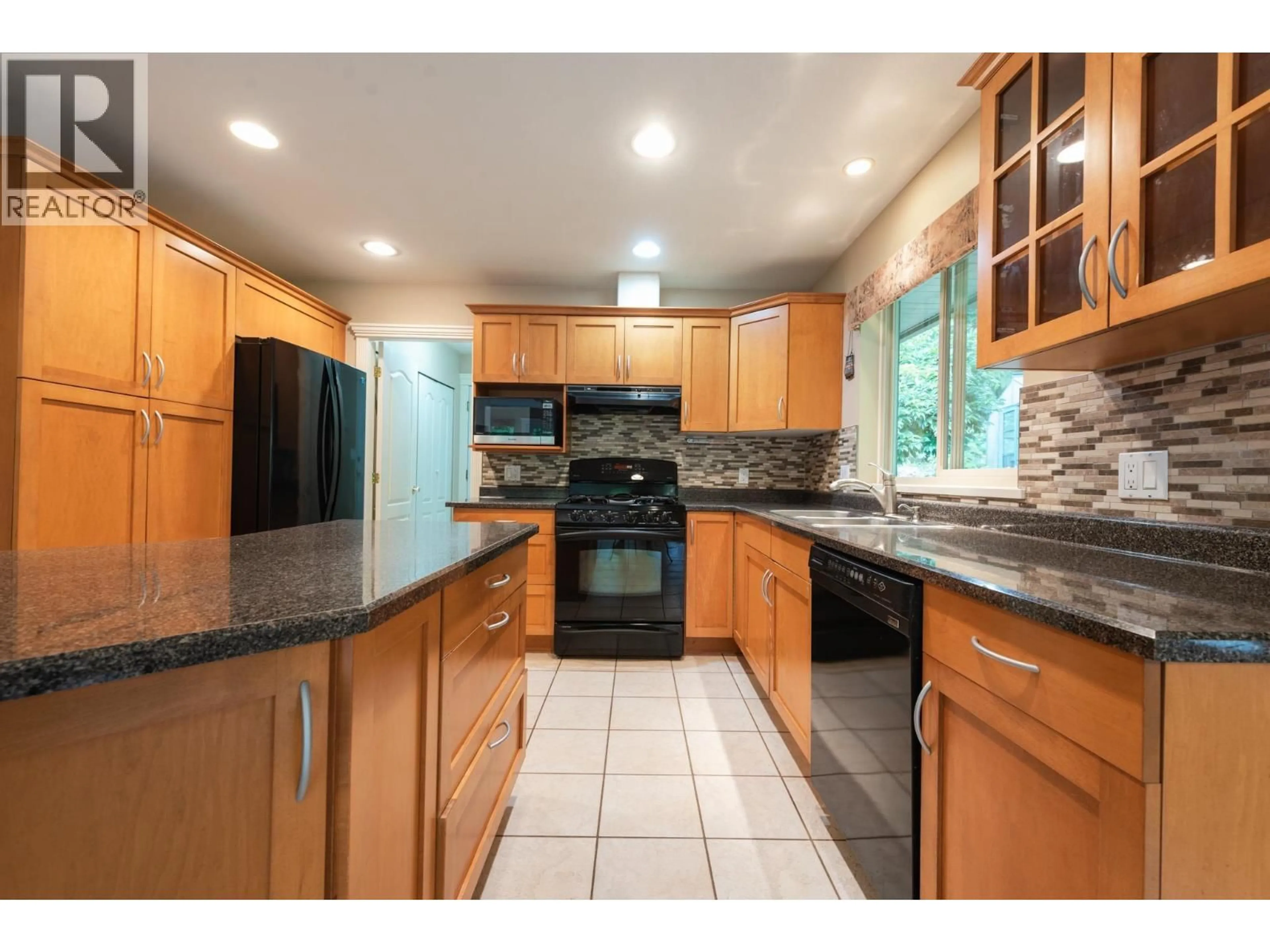 Open concept kitchen, ceramic/tile floor for 1305 GOWER POINT ROAD, Gibsons British Columbia V0N1V3