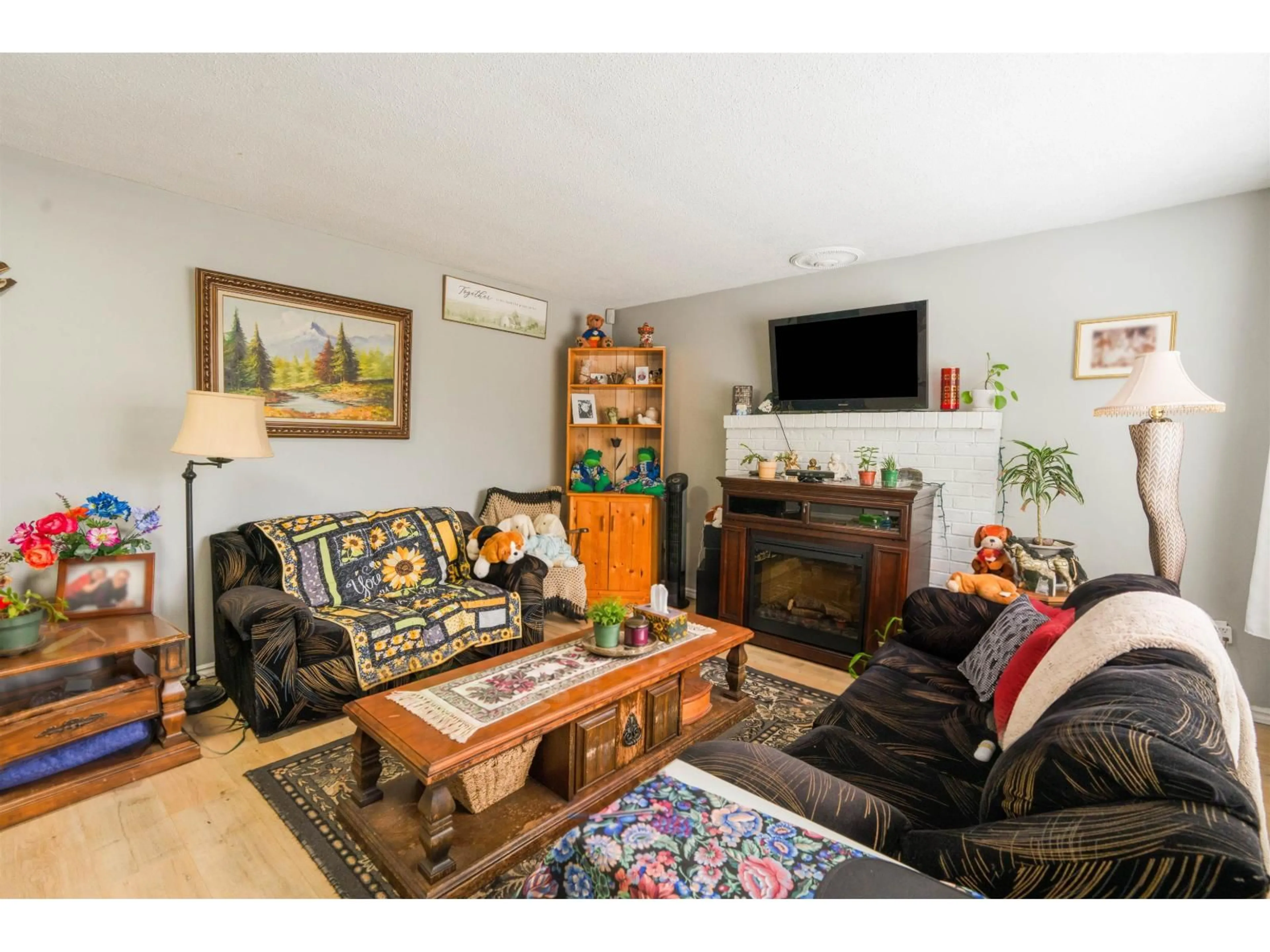 Living room with furniture, wood/laminate floor for 4567 202 STREET, Langley British Columbia V3A6M6