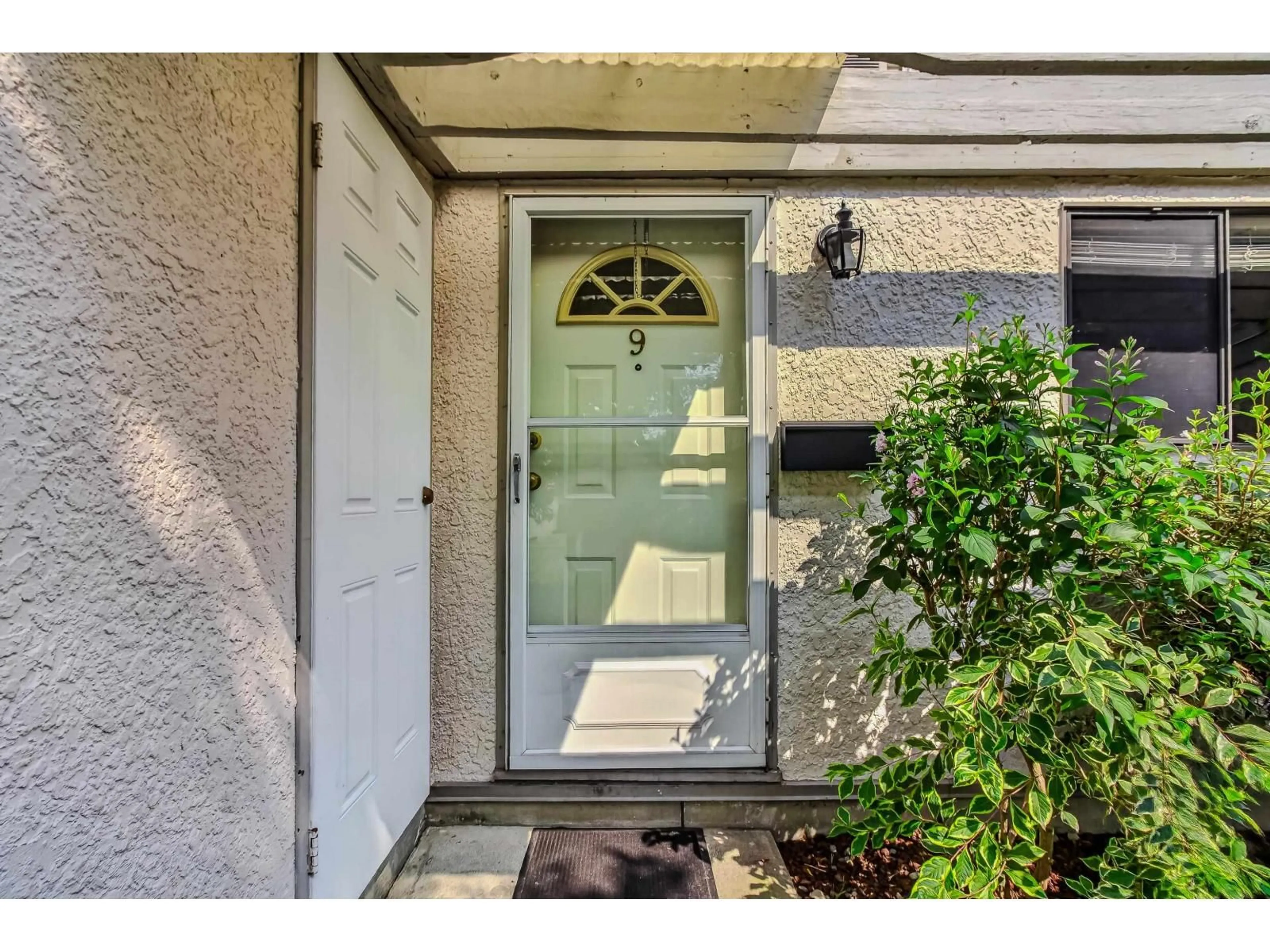 Indoor entryway for 9 - 20390 53 AVENUE, Langley British Columbia V3A5T9