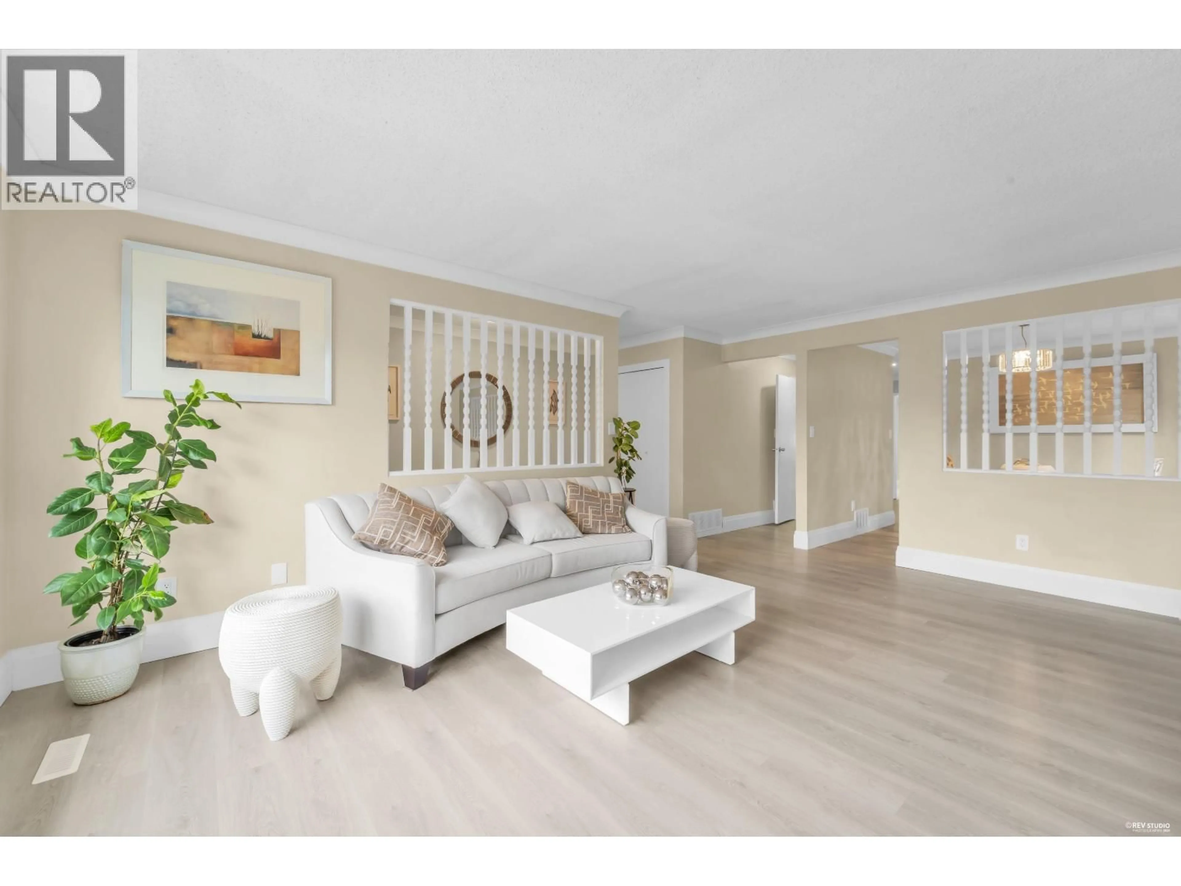 Living room with furniture, wood/laminate floor for 11280 DANIELS ROAD, Richmond British Columbia V6X1M6
