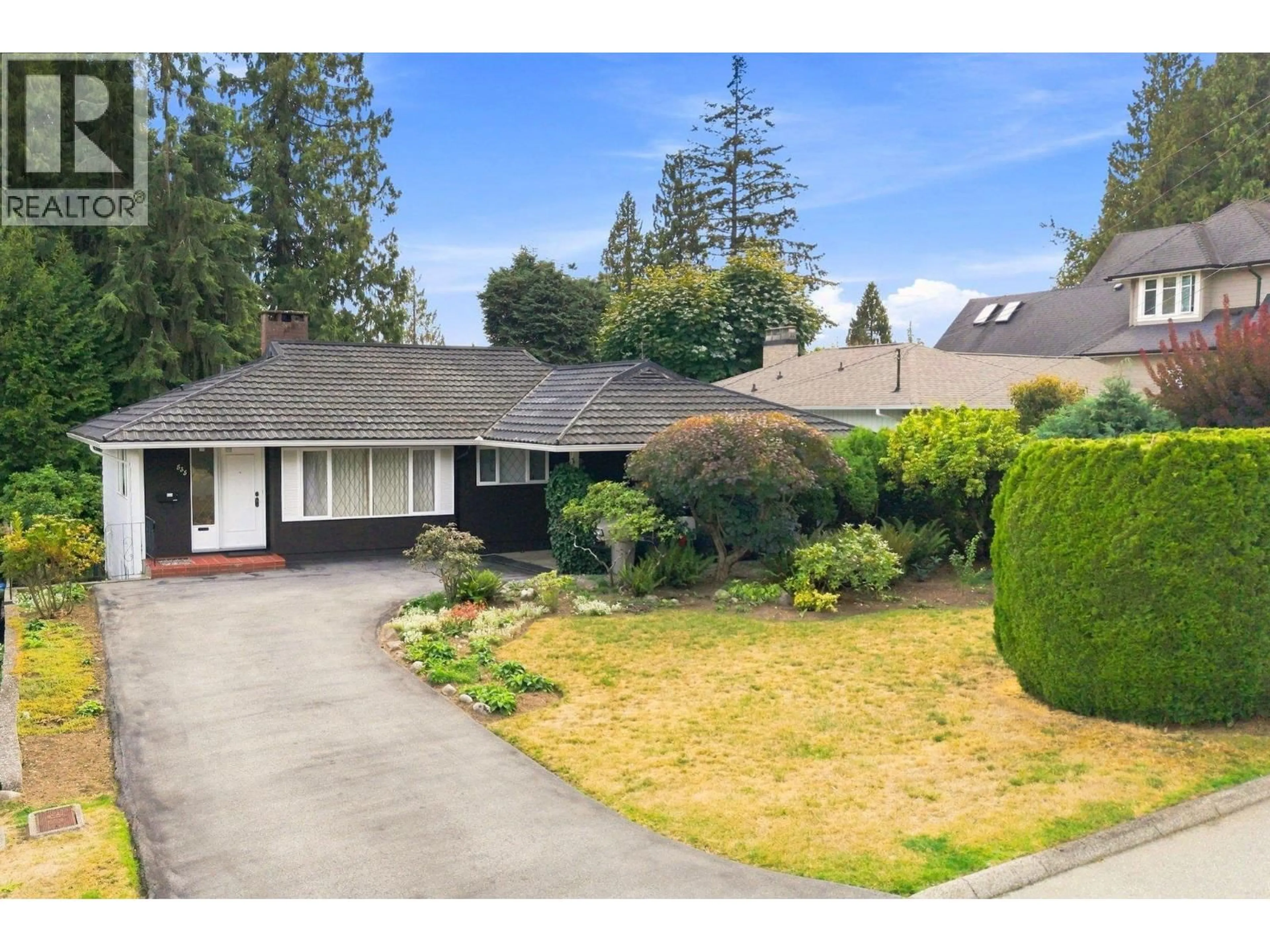 A pic from outside/outdoor area/front of a property/back of a property/a pic from drone, street for 535 AILSA AVENUE, Port Moody British Columbia V3H1A5