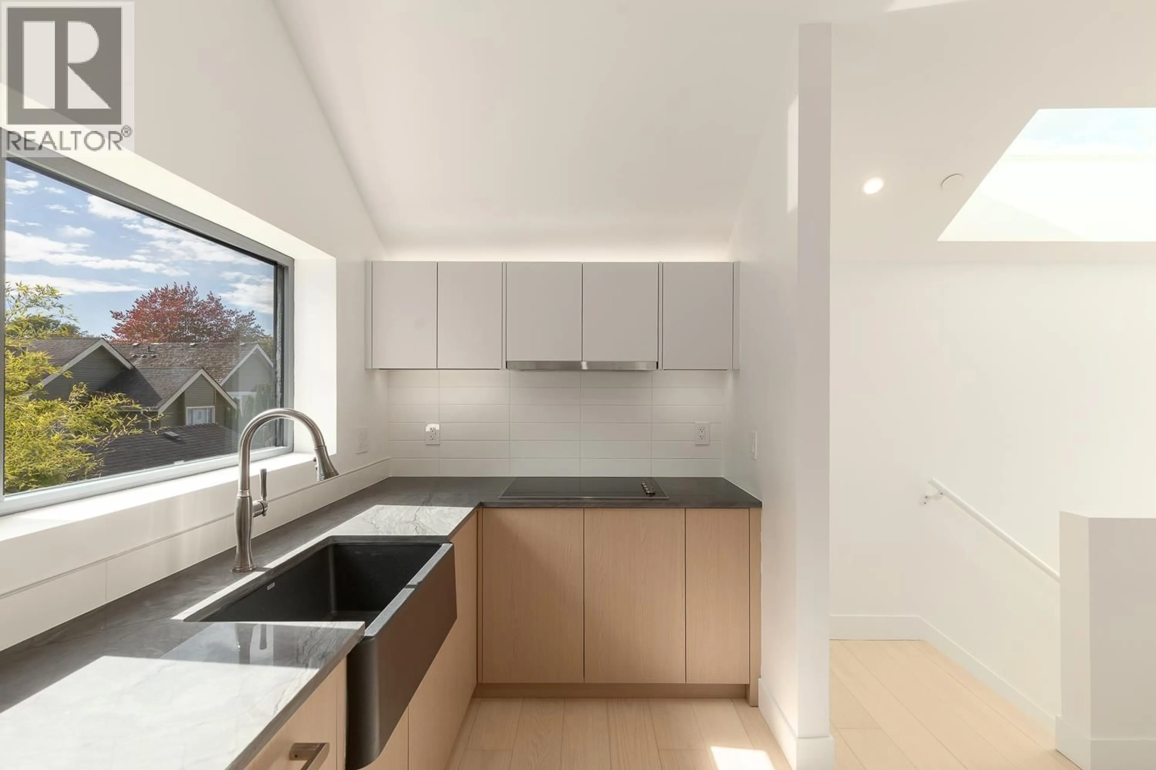 Standard kitchen, unknown for 22 14TH AVENUE, Vancouver British Columbia V5Y1W6