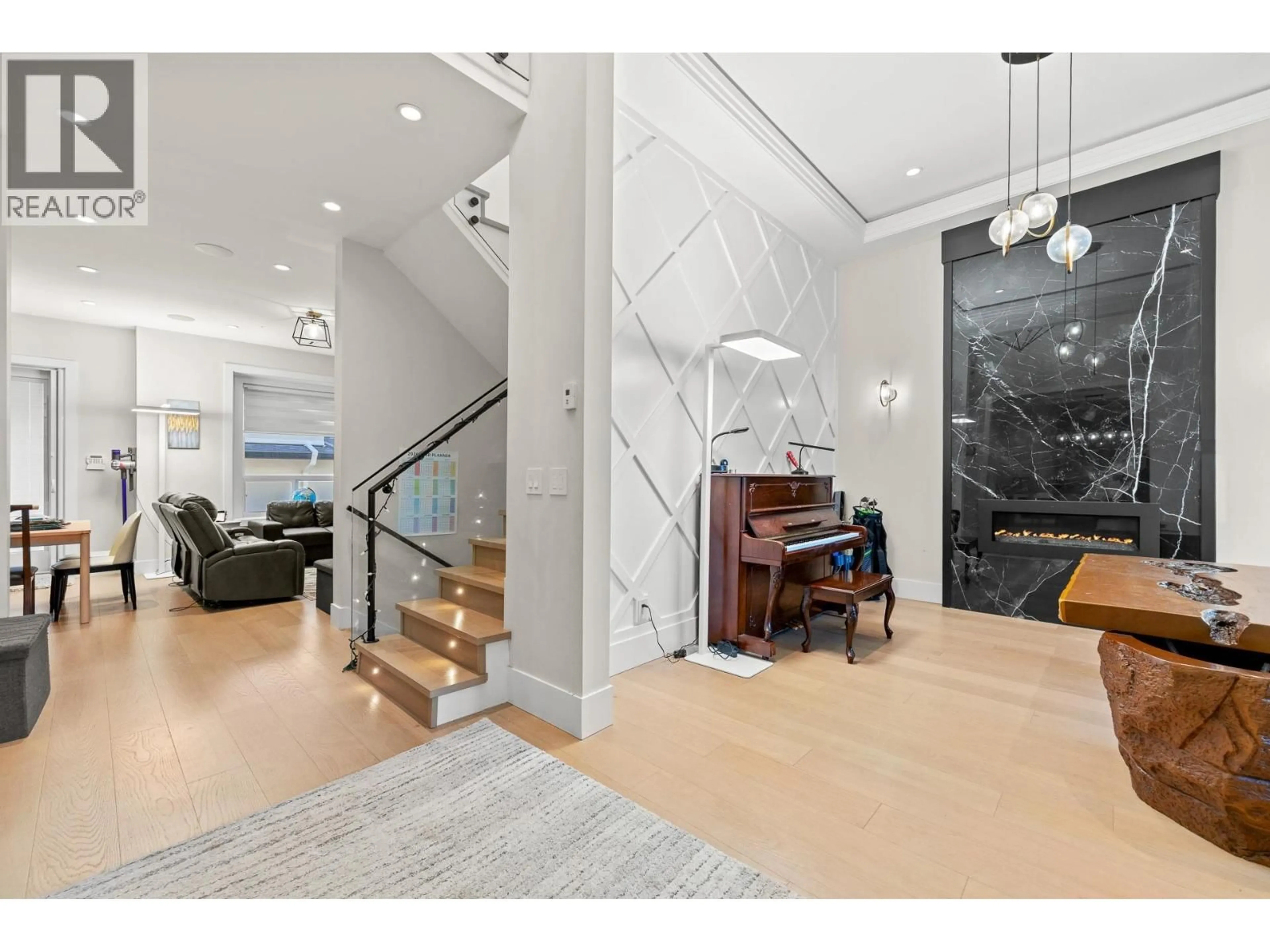 Indoor foyer for 8323 14TH AVENUE BURNABY, Burnaby British Columbia V3N2C2