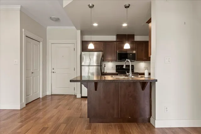 302 - 33338 MAYFAIR AVENUE, Abbotsford 4