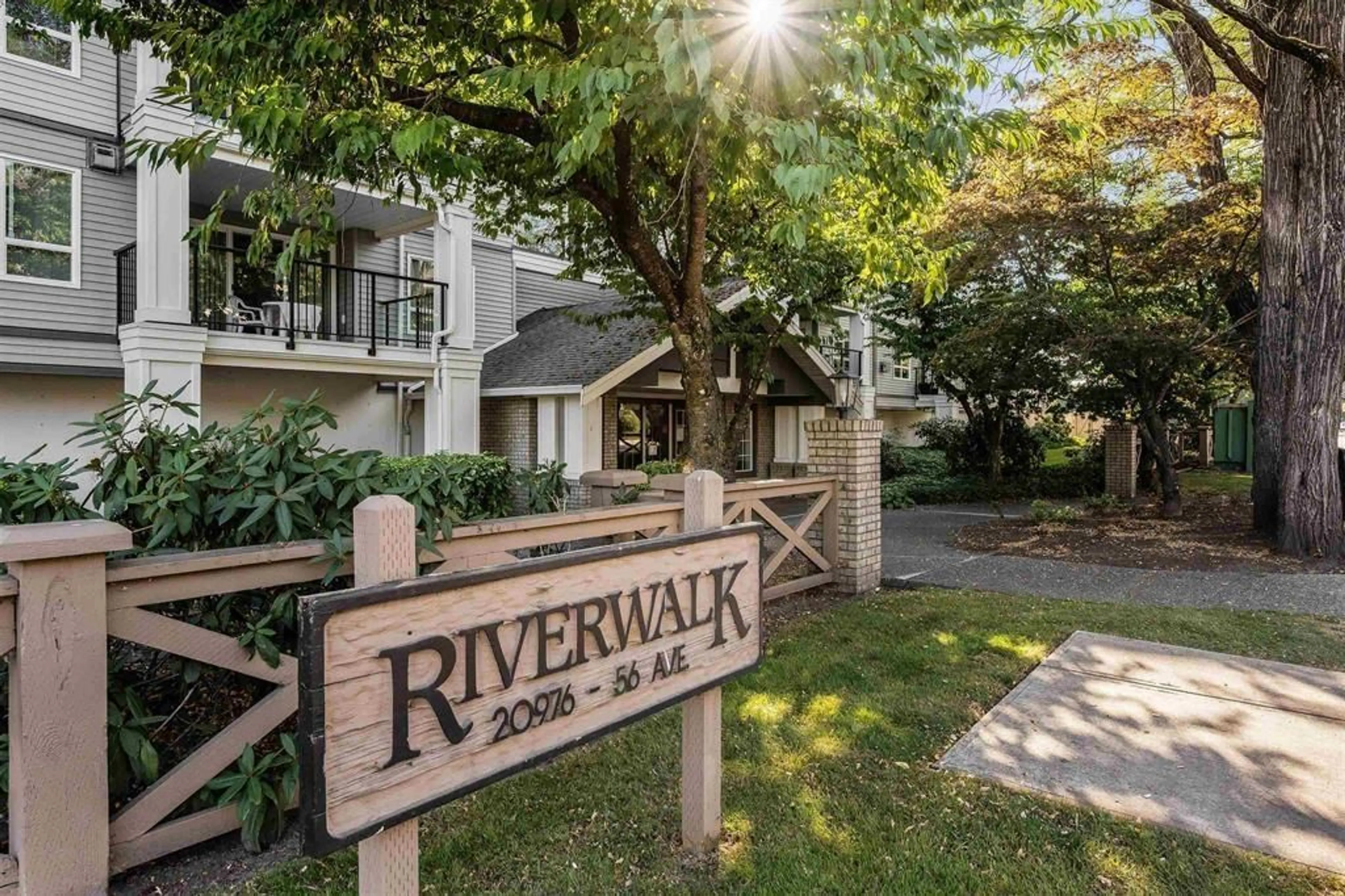 Indoor foyer for 101 - 20976 56 AVENUE, Langley British Columbia V3A7Z2