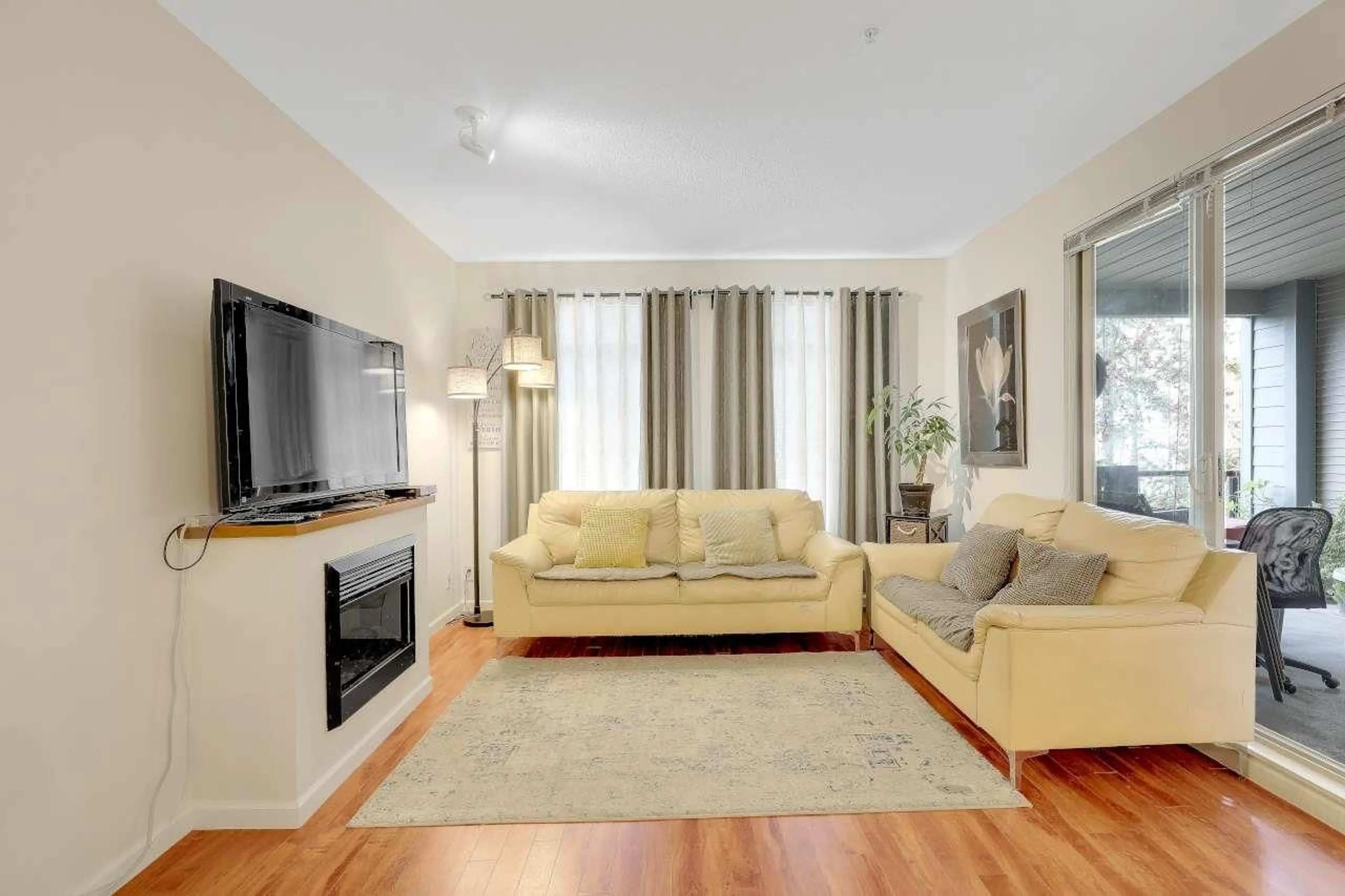 Living room with furniture, unknown for 229 - 15380 102A AVENUE, Surrey British Columbia V3R0B3