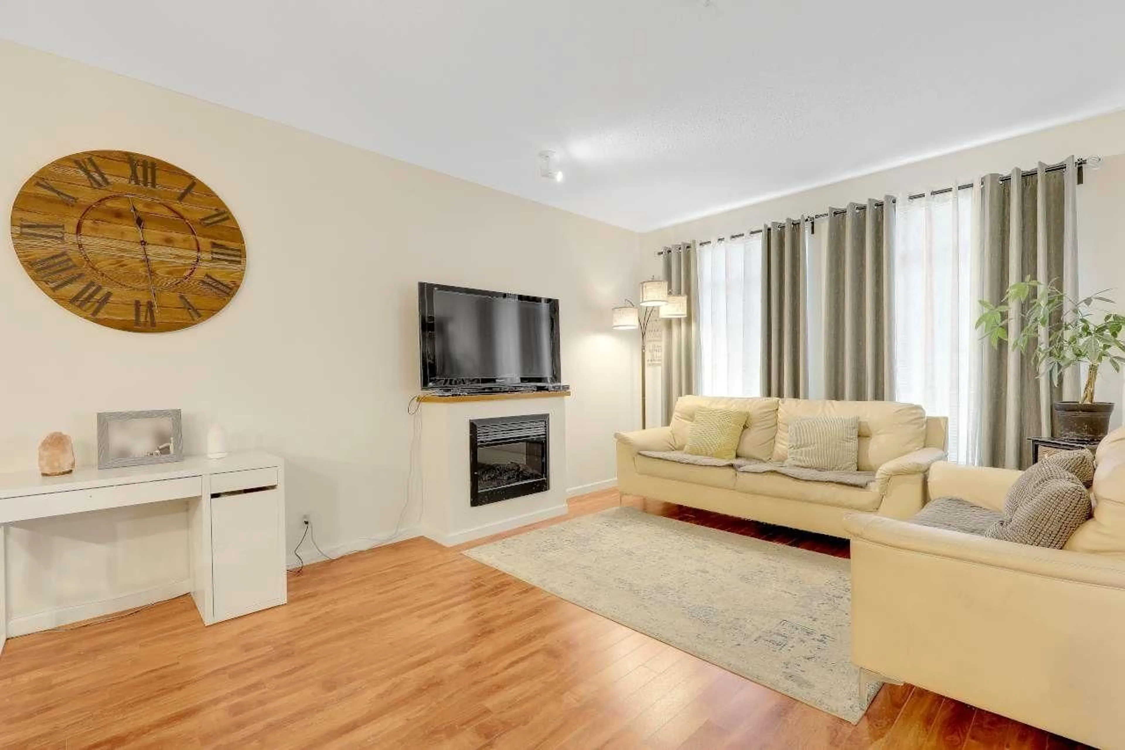 Living room with furniture, wood/laminate floor for 229 - 15380 102A AVENUE, Surrey British Columbia V3R0B3