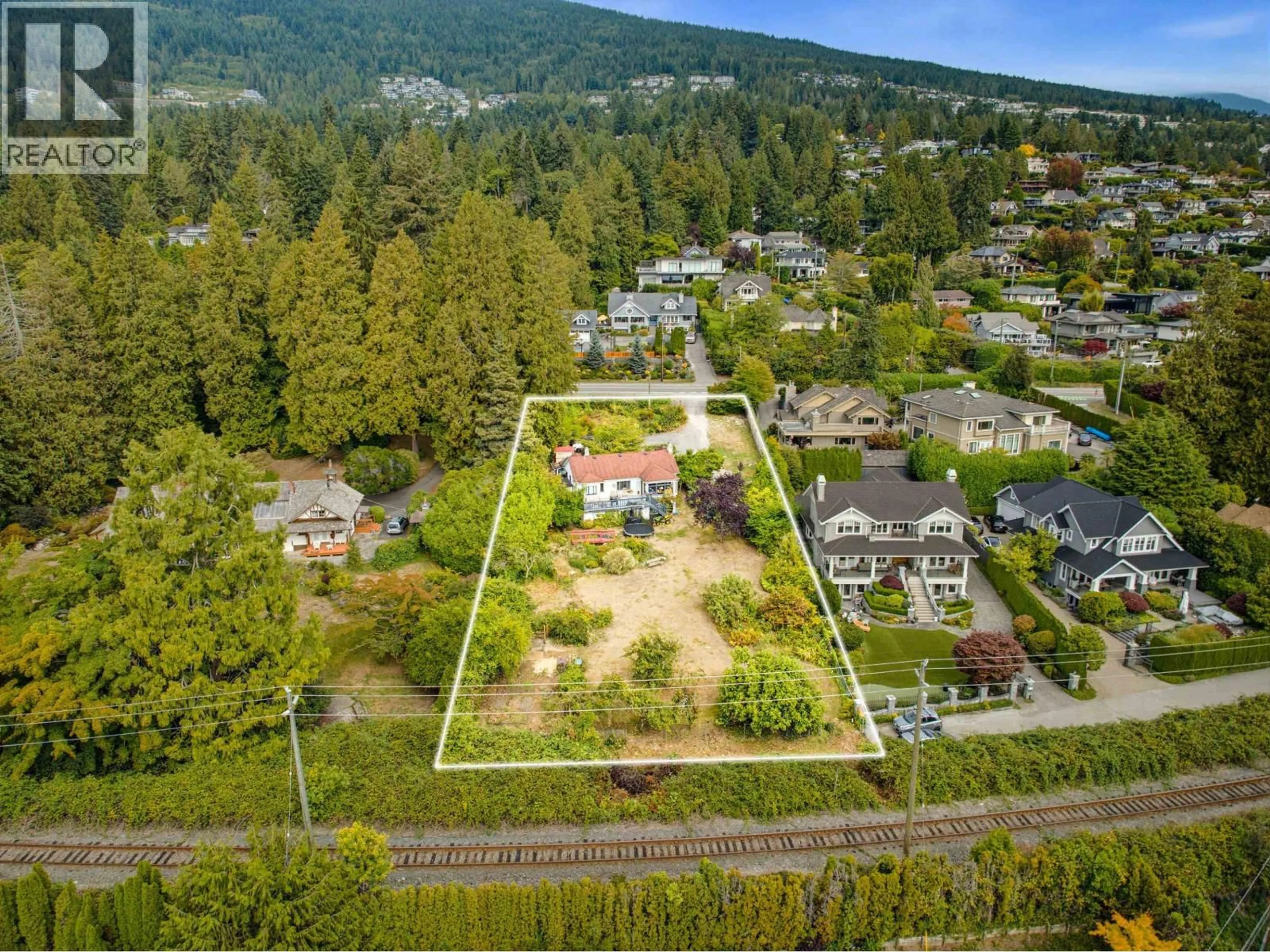 A pic from outside/outdoor area/front of a property/back of a property/a pic from drone, unknown for 2820 MARINE DRIVE, West Vancouver British Columbia V7V1L9