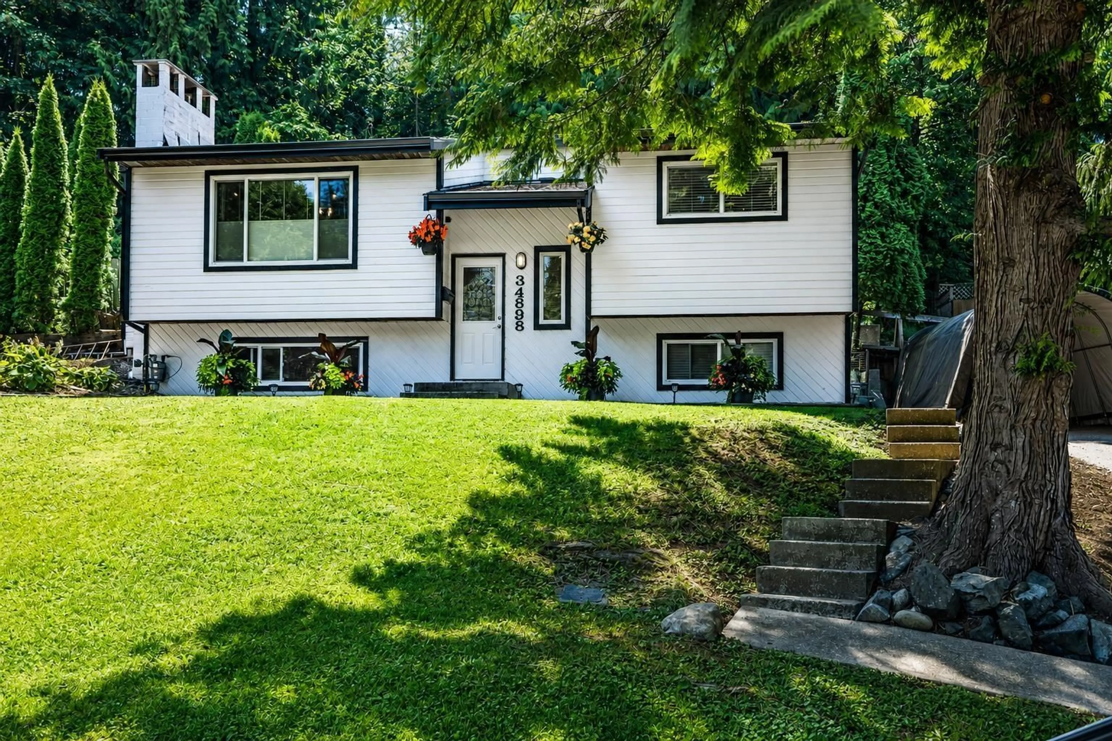 Home with vinyl exterior material, street for 34898 LABURNUM AVENUE, Abbotsford British Columbia V2S5J4