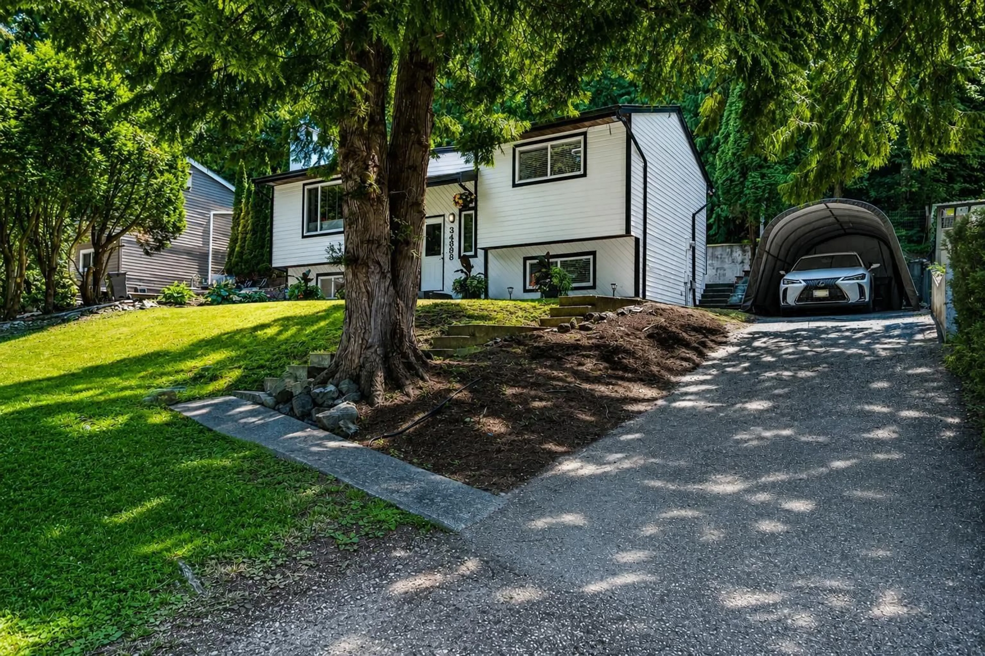 A pic from outside/outdoor area/front of a property/back of a property/a pic from drone, street for 34898 LABURNUM AVENUE, Abbotsford British Columbia V2S5J4