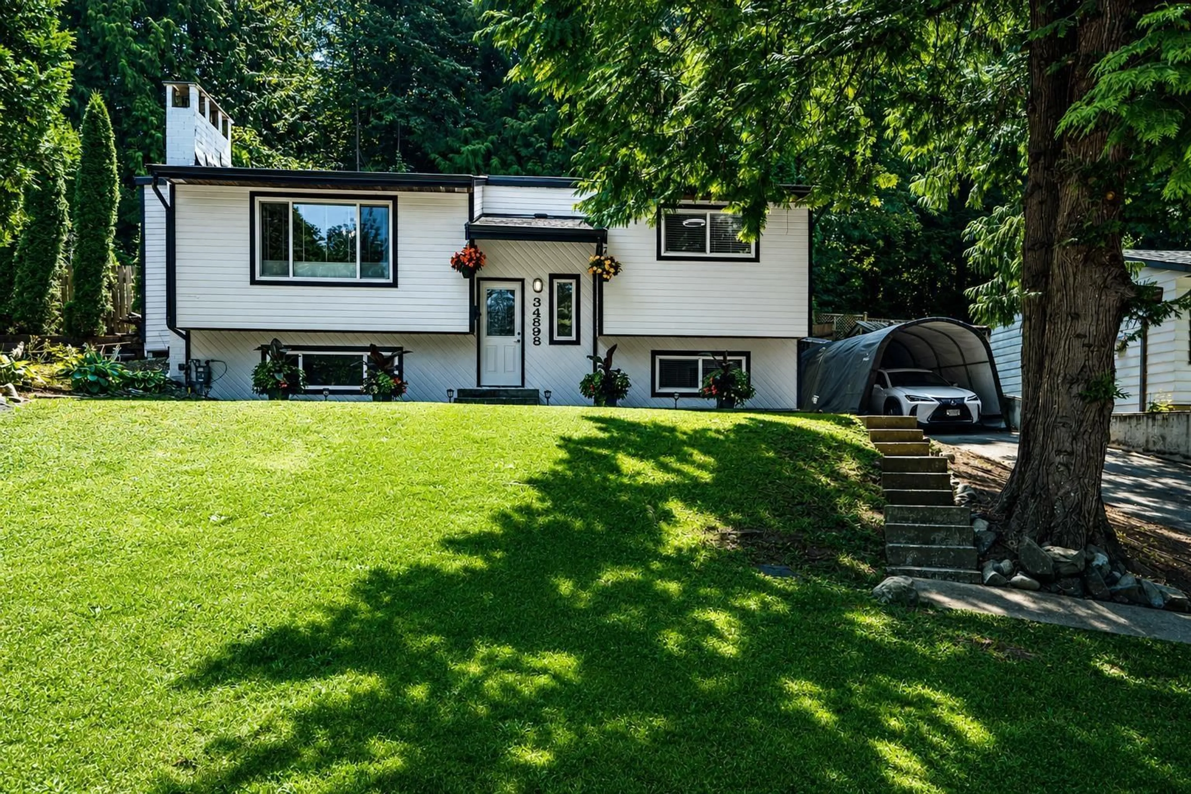 Home with vinyl exterior material, street for 34898 LABURNUM AVENUE, Abbotsford British Columbia V2S5J4