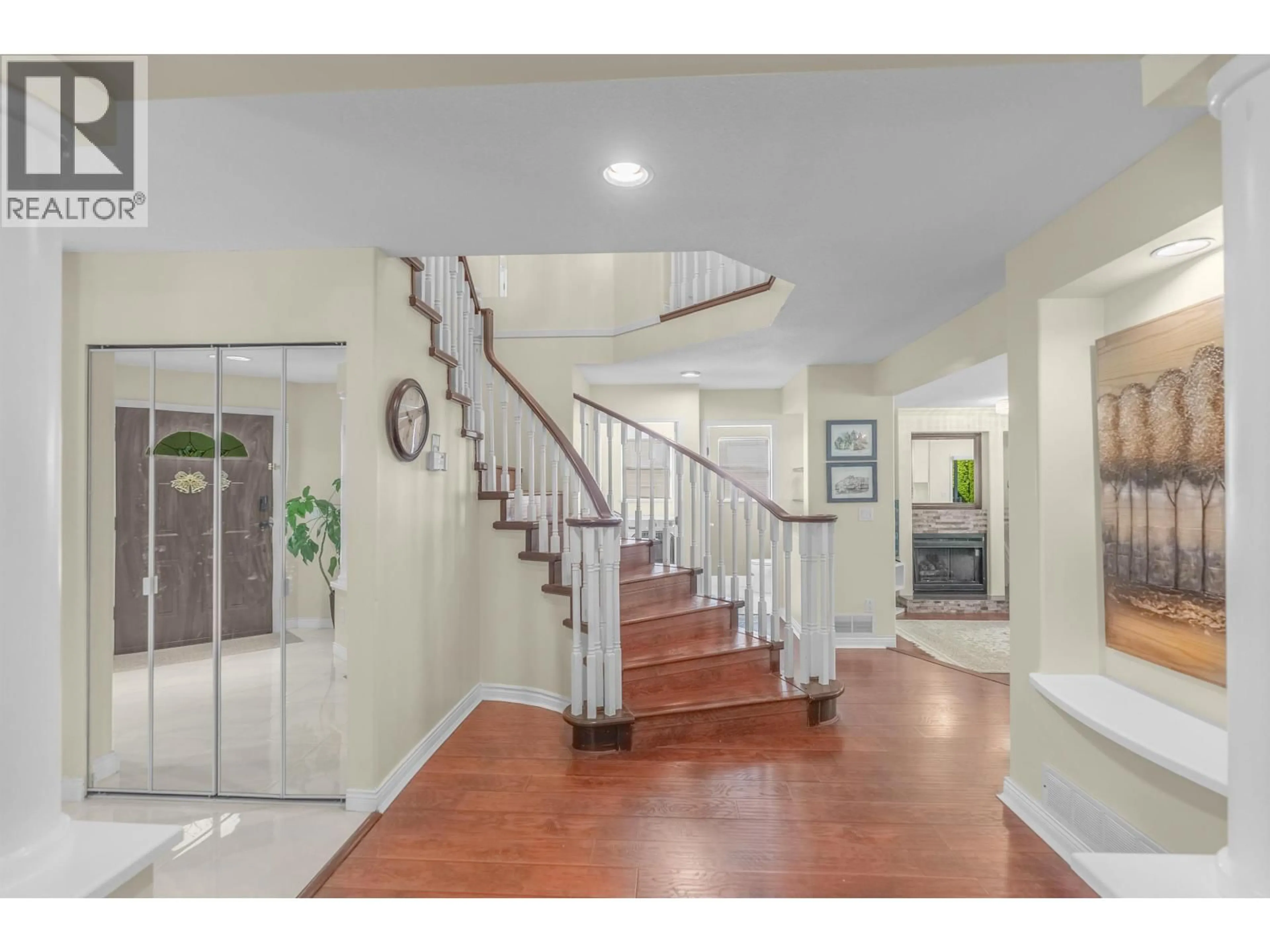 Indoor foyer for 57 FOXWOOD DRIVE, Port Moody British Columbia V3H4X2
