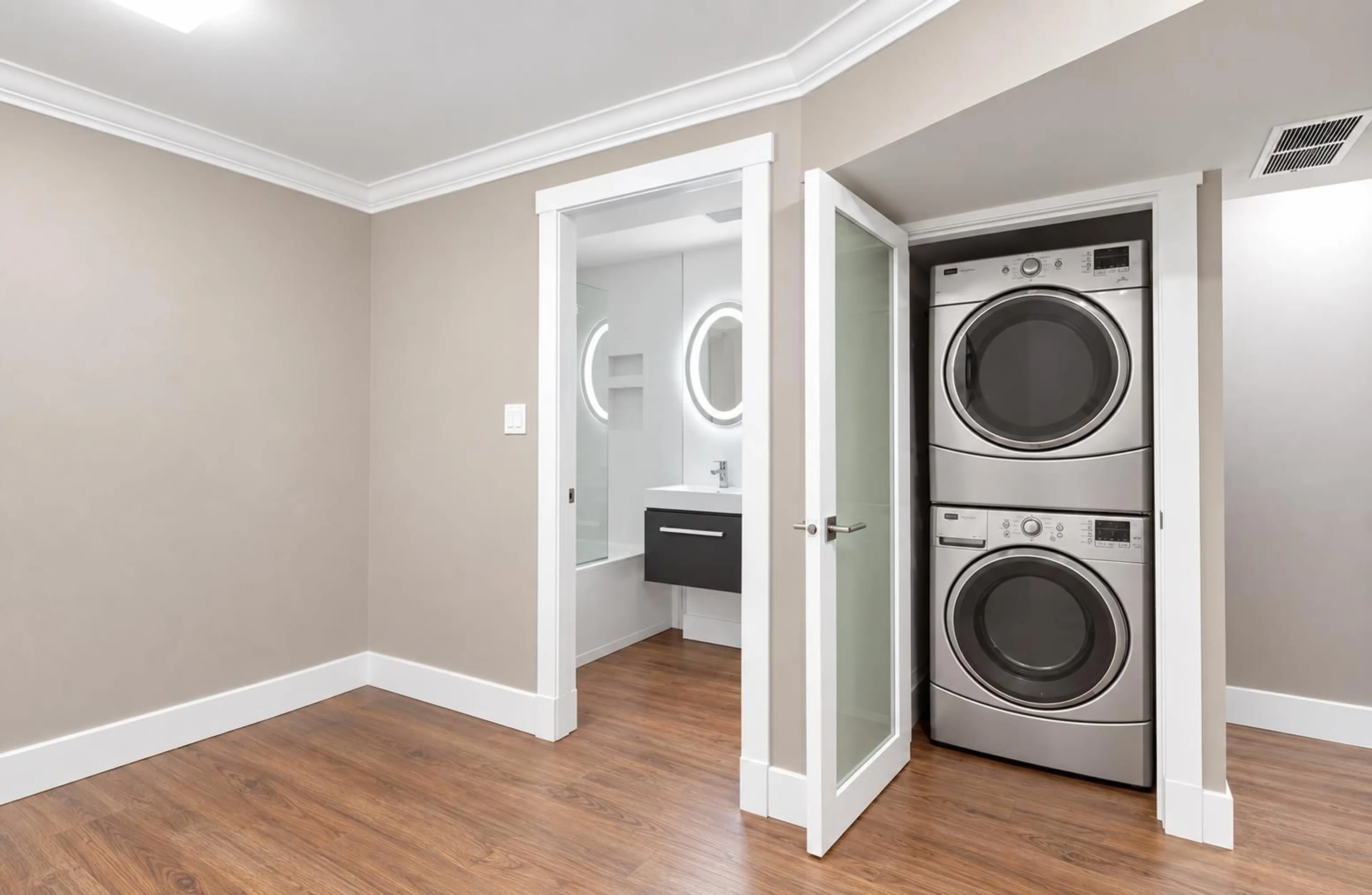 Laundry room for 919 CYPRESS STREET, White Rock British Columbia V4B5A5