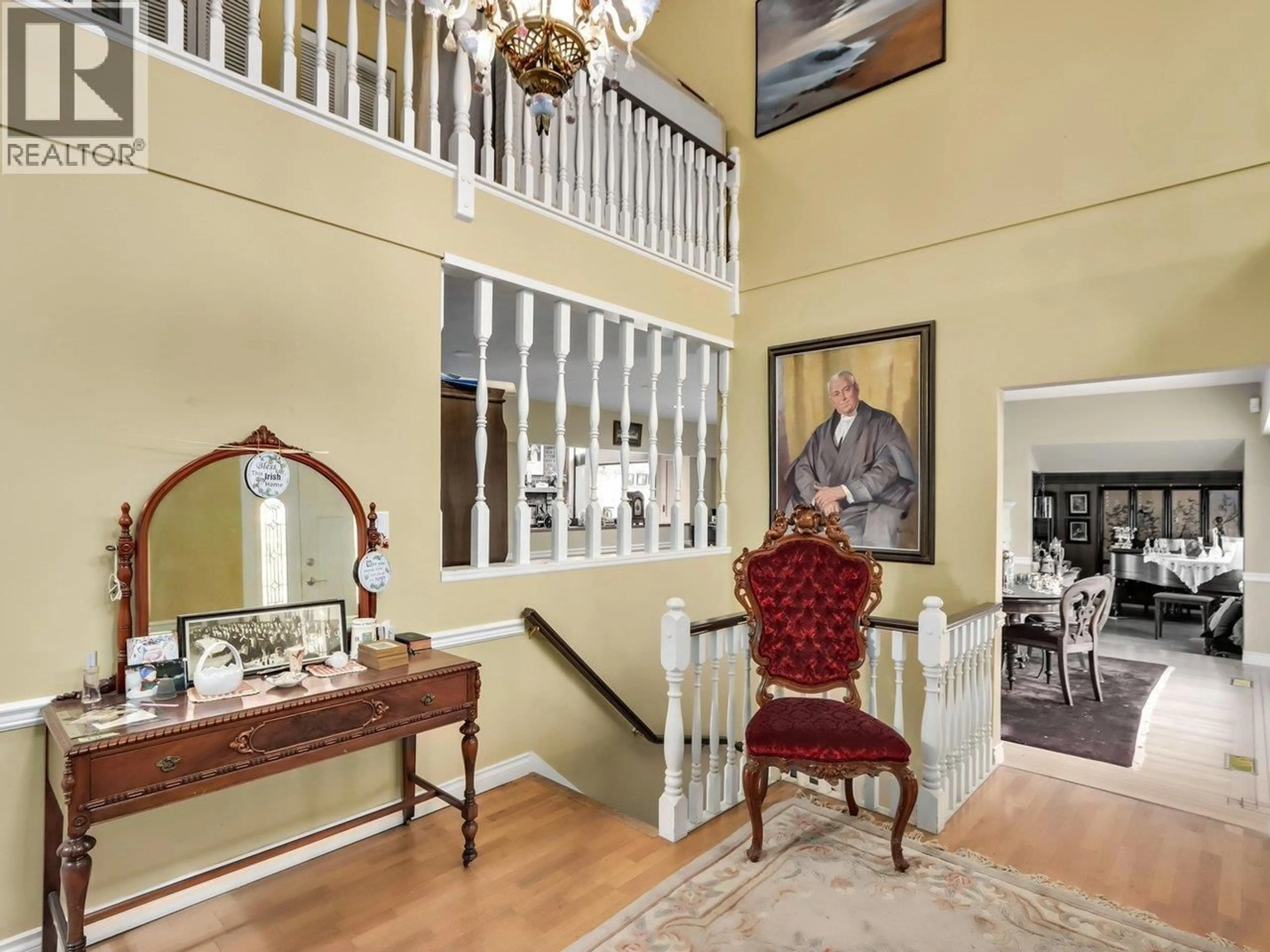 Indoor foyer for 534 BEACHVIEW DRIVE, North Vancouver British Columbia V7G1P9