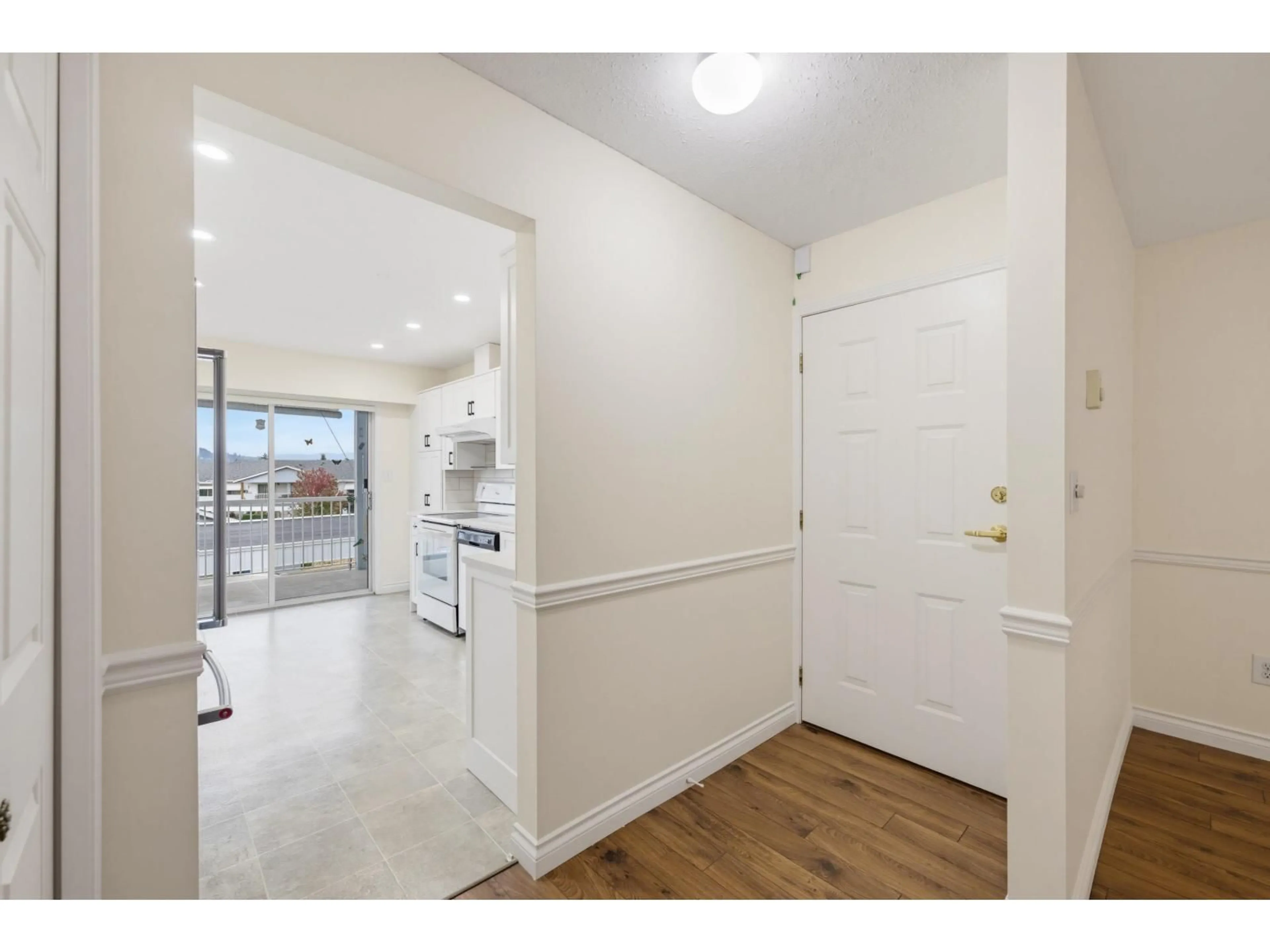 Indoor entryway for 100 - 32691 GARIBALDI DRIVE, Abbotsford British Columbia V2T5T7