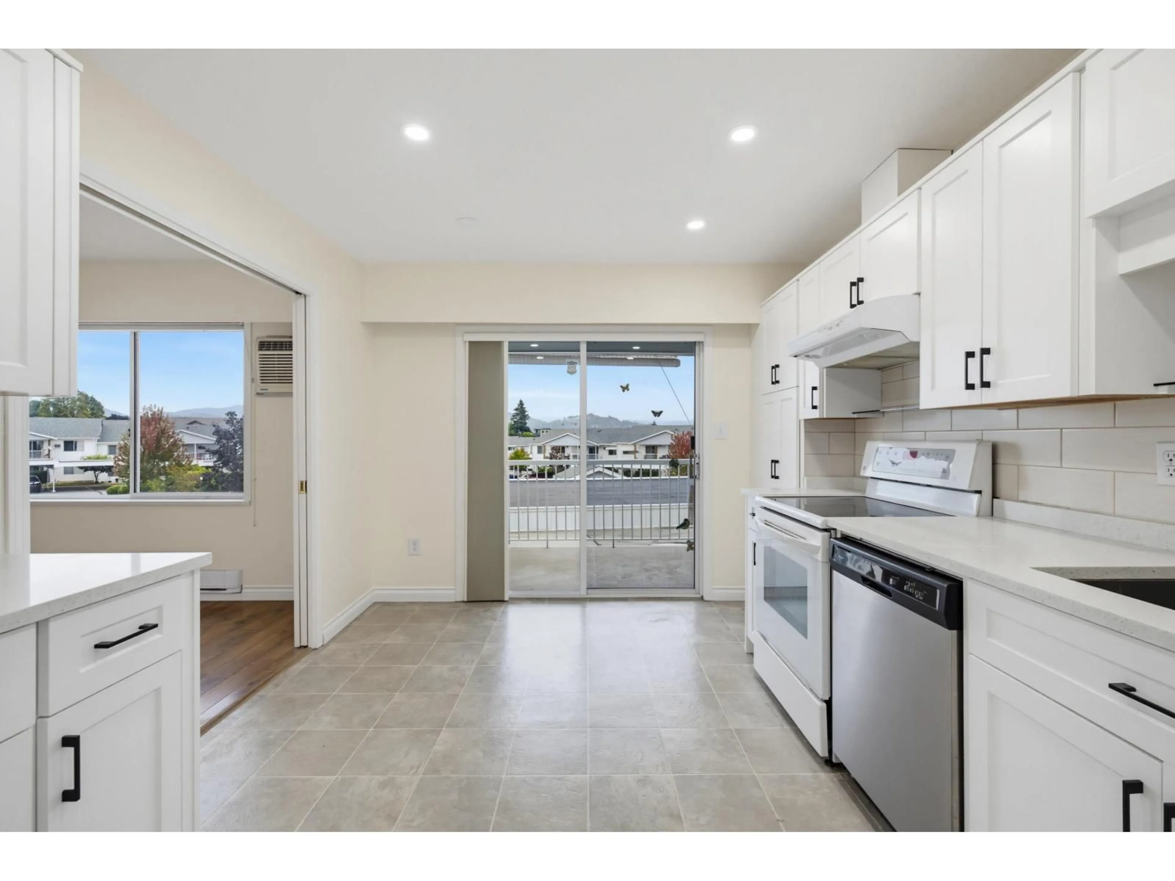 Open concept kitchen, ceramic/tile floor for 100 - 32691 GARIBALDI DRIVE, Abbotsford British Columbia V2T5T7