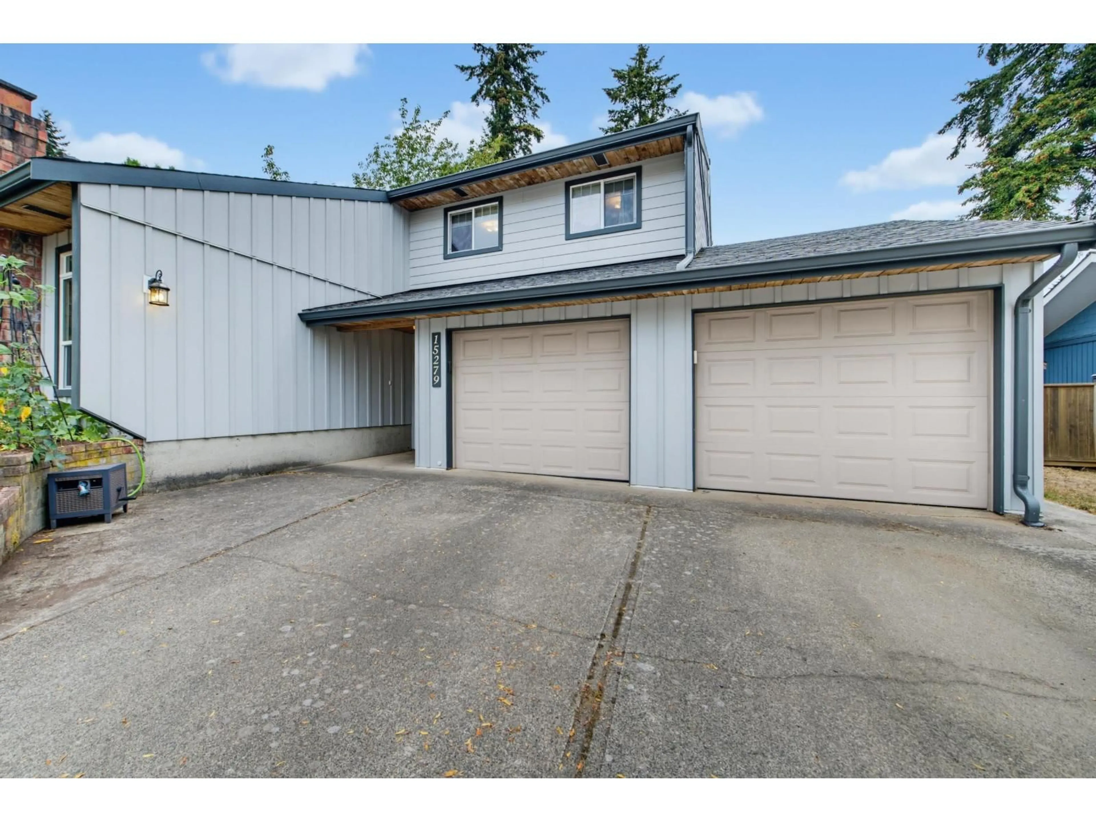 Indoor garage for 15279 21A AVENUE, Surrey British Columbia V4A5X8