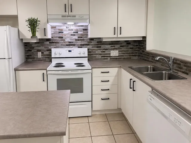 328 - 10838 CITY PARKWAY, Surrey 5
