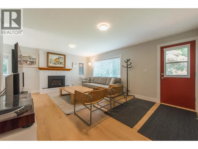 320 COCHRANE ROAD, Gibsons 3