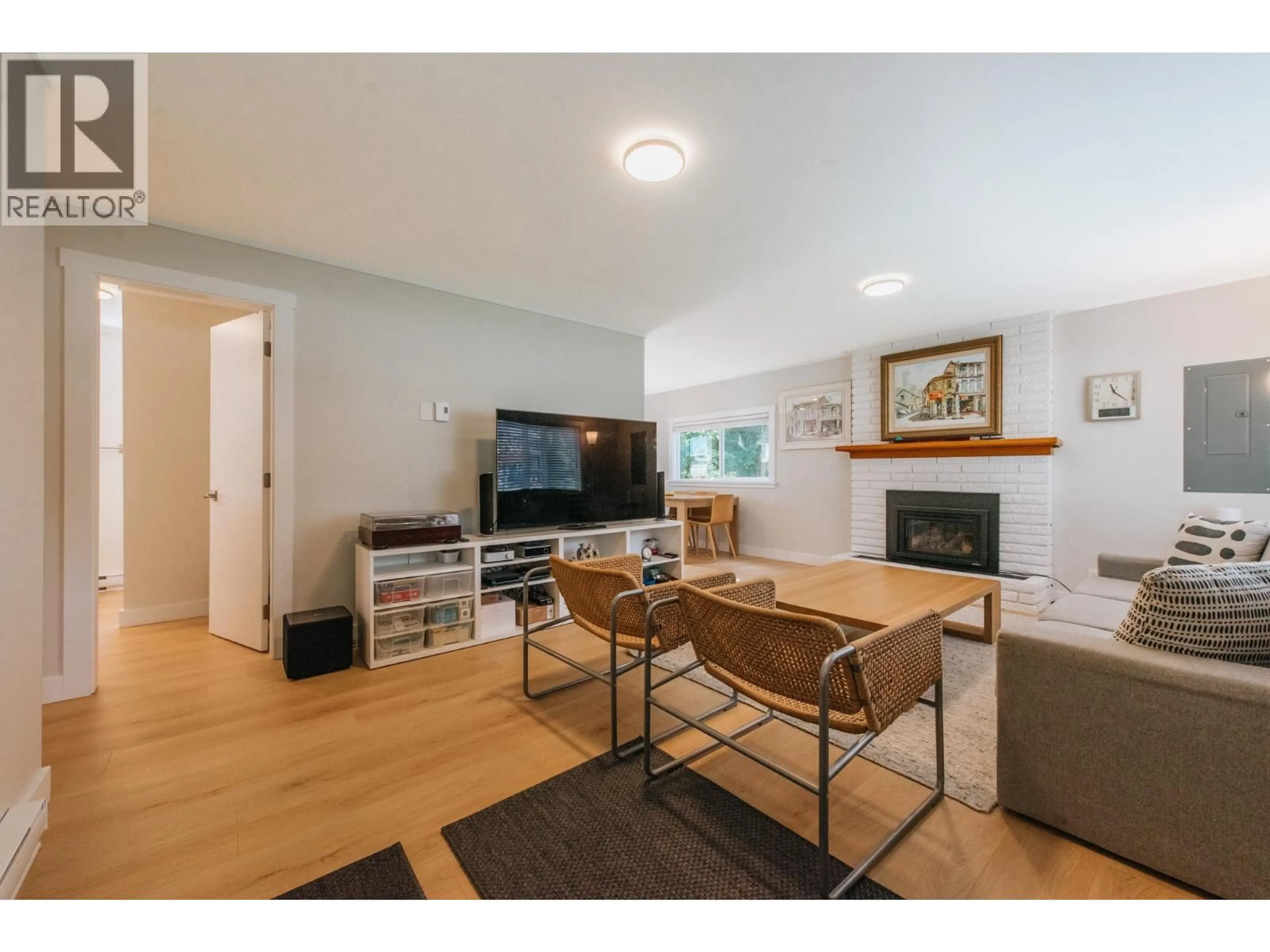 Living room with furniture, wood/laminate floor for 320 COCHRANE ROAD, Gibsons British Columbia V0N1V8