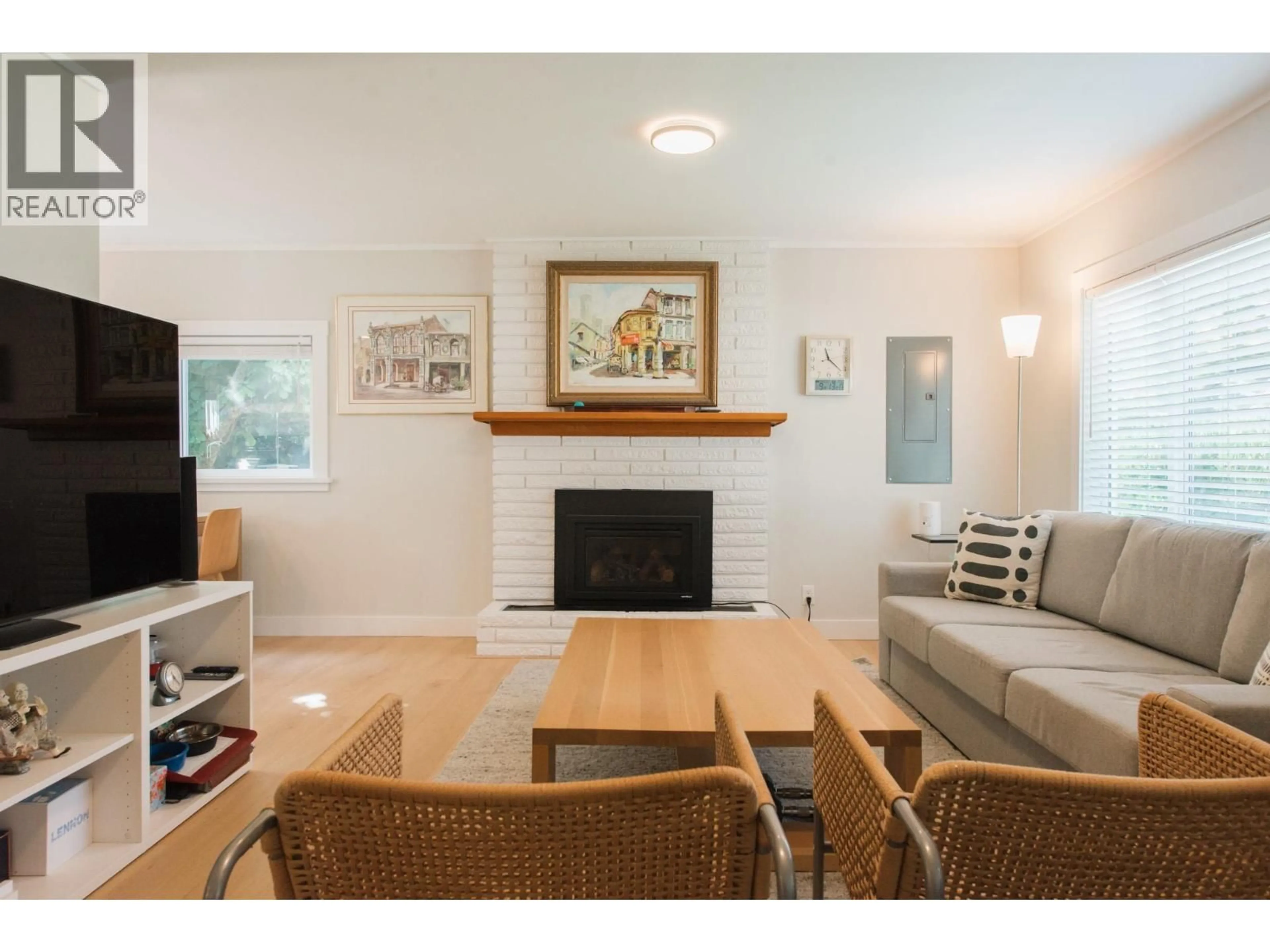 Living room with furniture, wood/laminate floor for 320 COCHRANE ROAD, Gibsons British Columbia V0N1V8