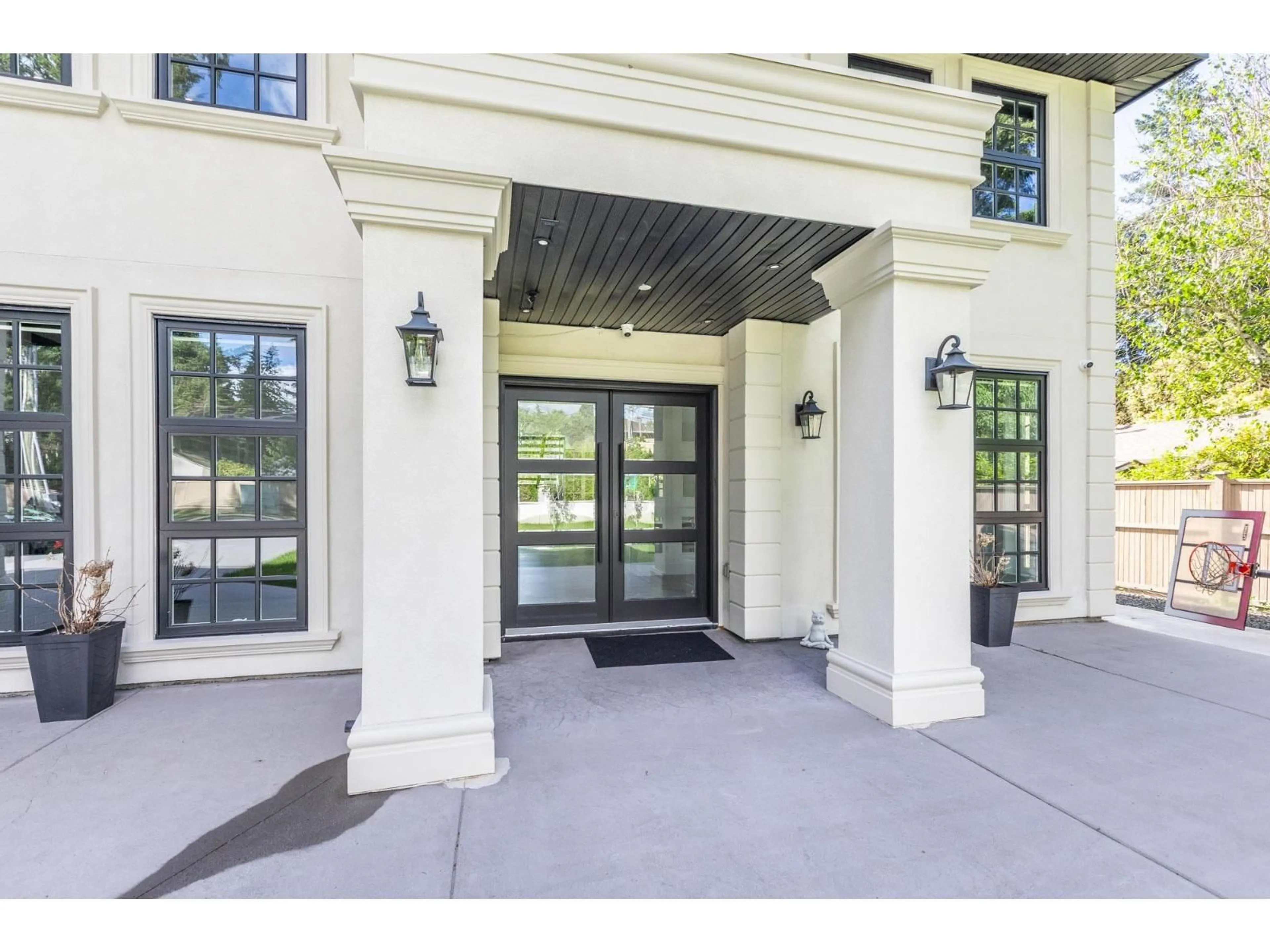 Indoor entryway for 5573 125A STREET, Surrey British Columbia V3X1W4