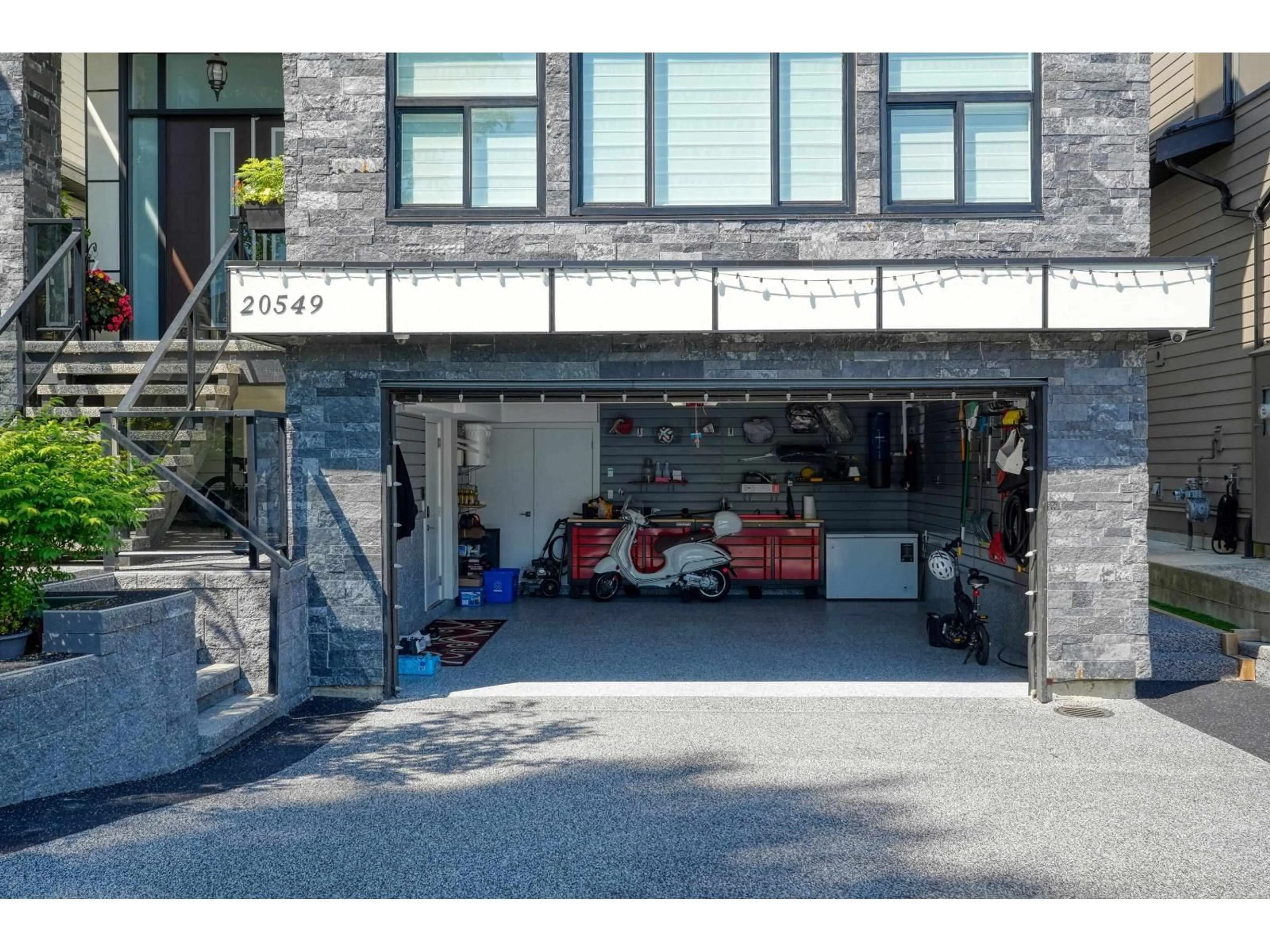 Indoor garage for 20549 70A AVENUE, Langley British Columbia V2Y2J9