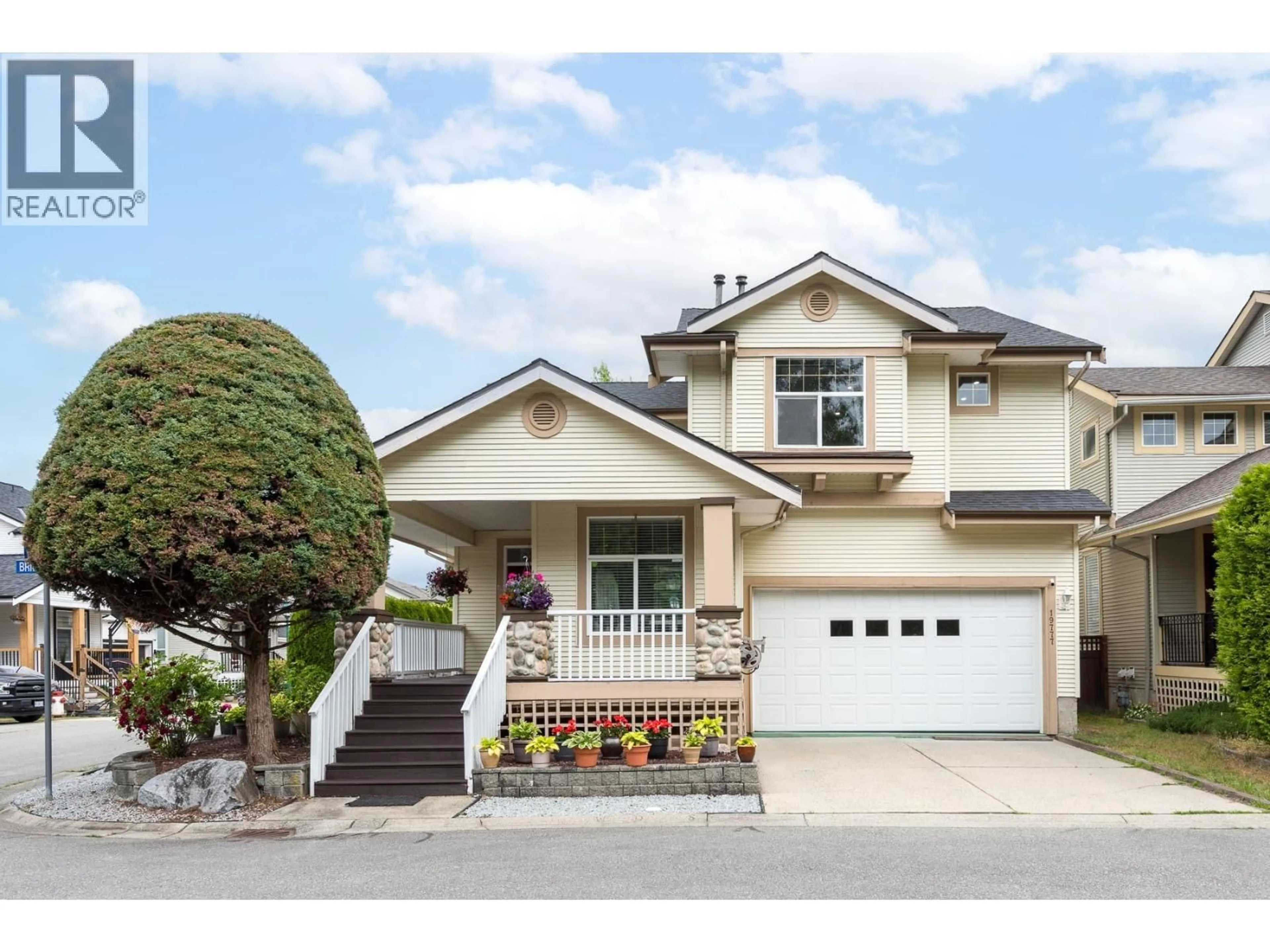 Home with vinyl exterior material, street for 19777 BRIGHTON PLACE, Pitt Meadows British Columbia V3Y2S5