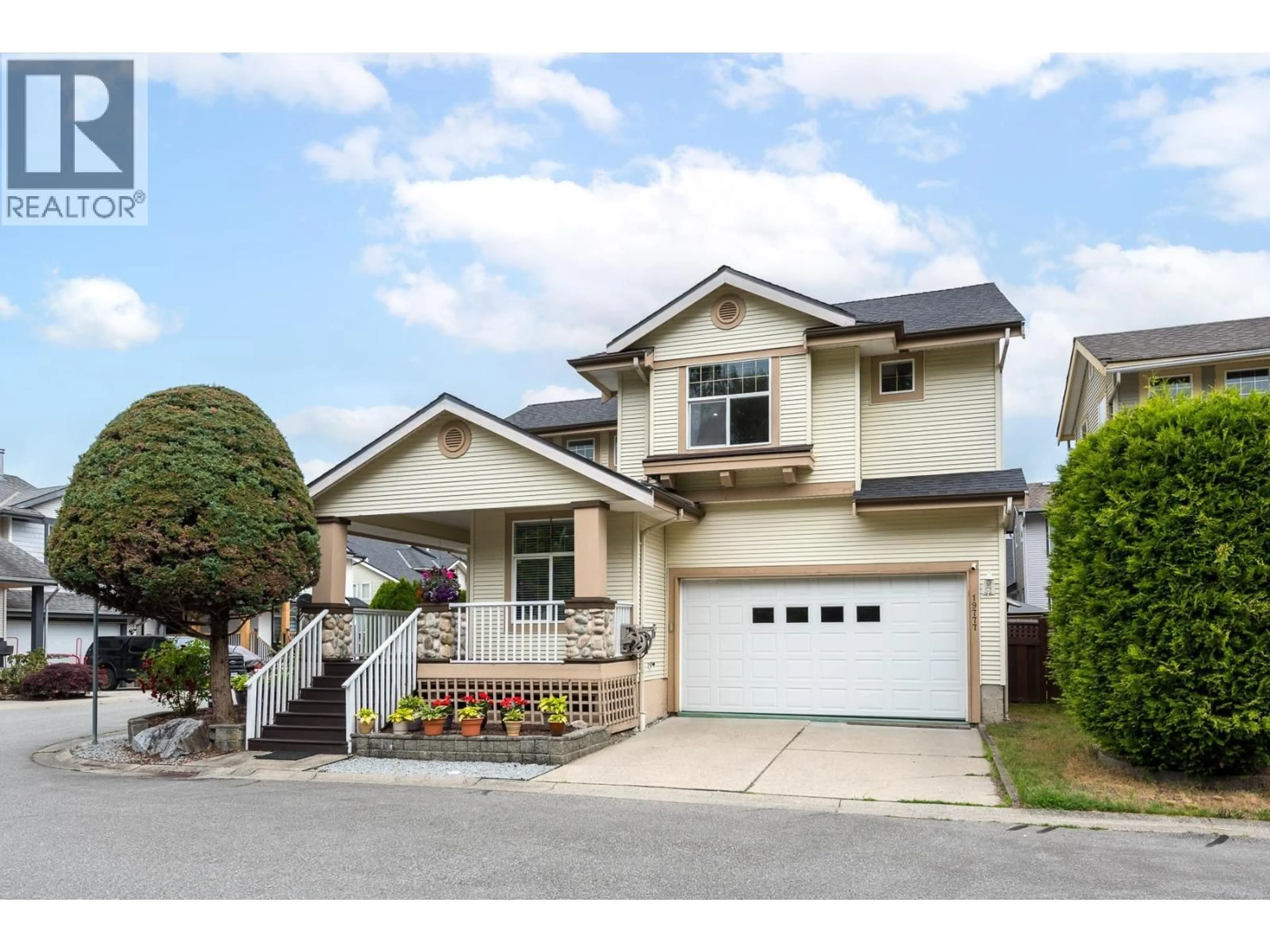Home with vinyl exterior material, street for 19777 BRIGHTON PLACE, Pitt Meadows British Columbia V3Y2S5
