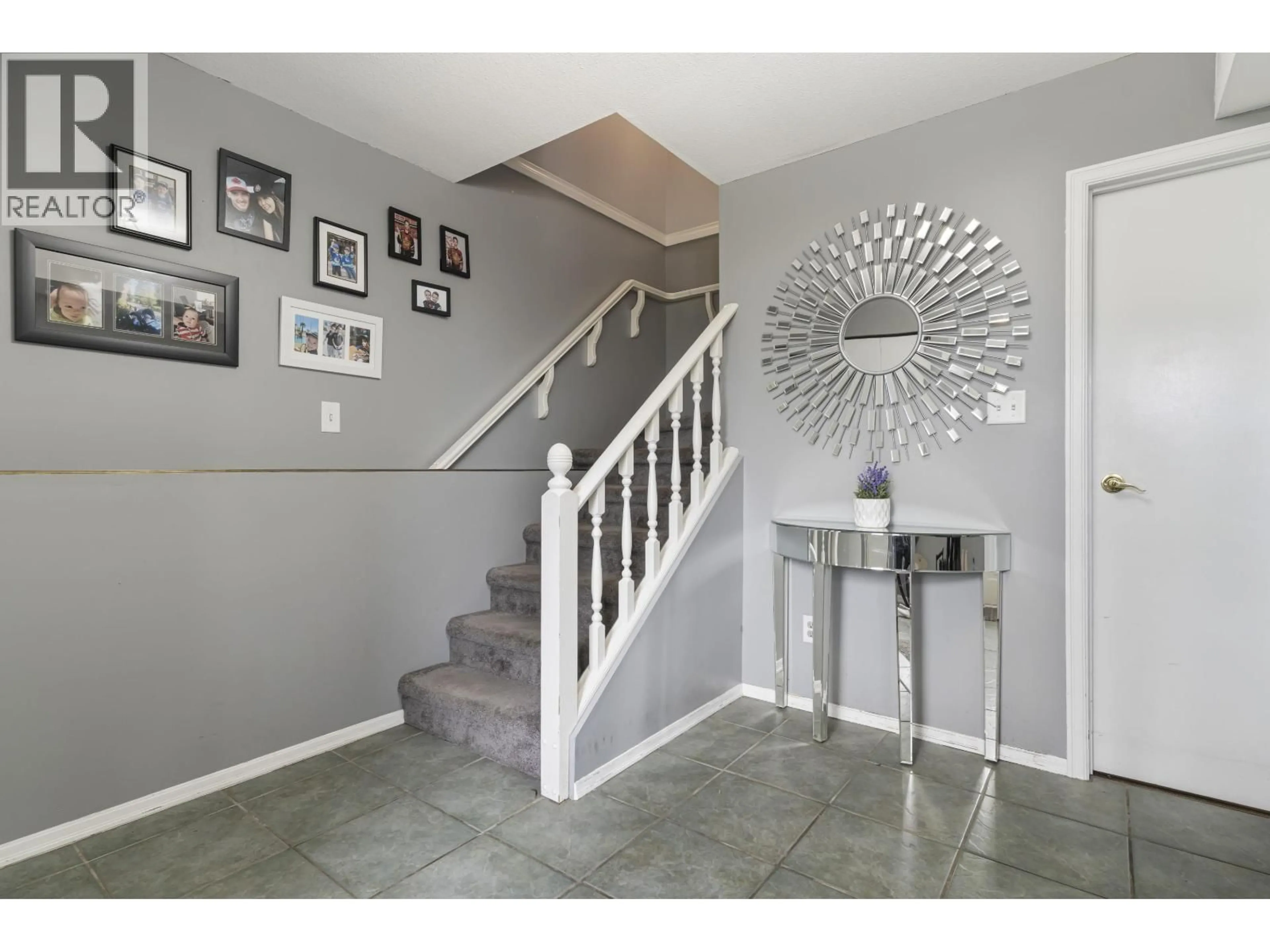 Indoor entryway for 409 SHERBROOKE STREET, New Westminster British Columbia V3L3N1