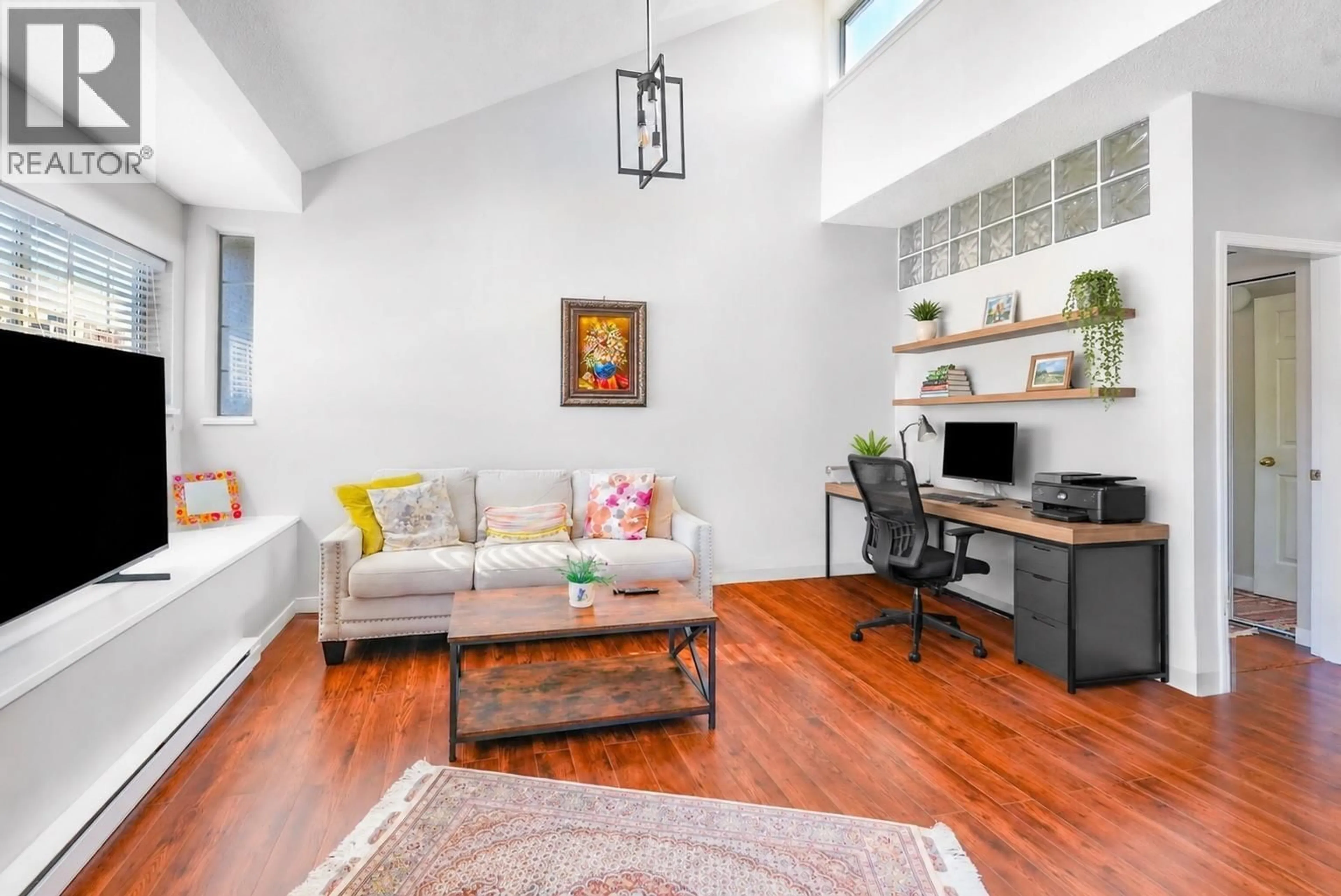 Living room with furniture, unknown for 309 - 125 18TH STREET, North Vancouver British Columbia V7M1W5